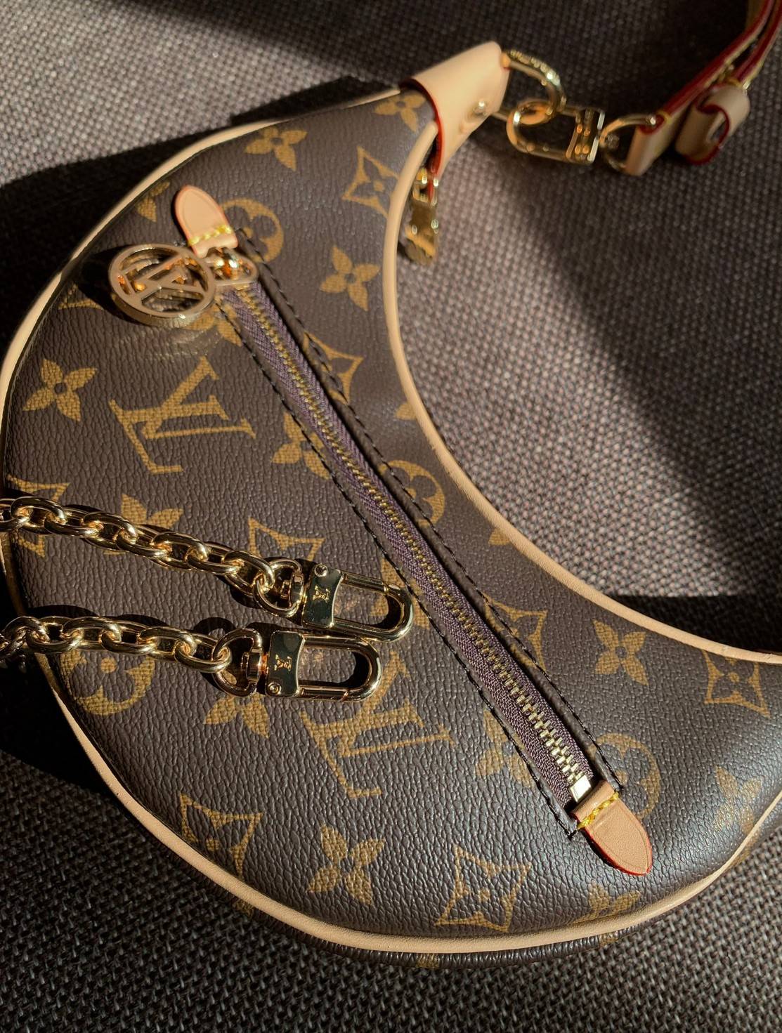 LOUIS VUITTON MONOGRAM LOOP BAG กระเป๋าทรง Loop ที่รังสรรค์ออกมาได้สวย เก๋ และดูดีมากๆ หนังแท้ มีความนิ่มละมุน สัมผัสแล้วคือใช่เลยค่ะ😘 ด้านหน้ามีช่องซิปเล็กให้ใส่ของจุกจิก เปิด-ปิดช่องหลักแบบซิป ภายในสามารถใส่กระเป๋าเงินใบกลางได้;มือถือได้ทุกรุ่น;