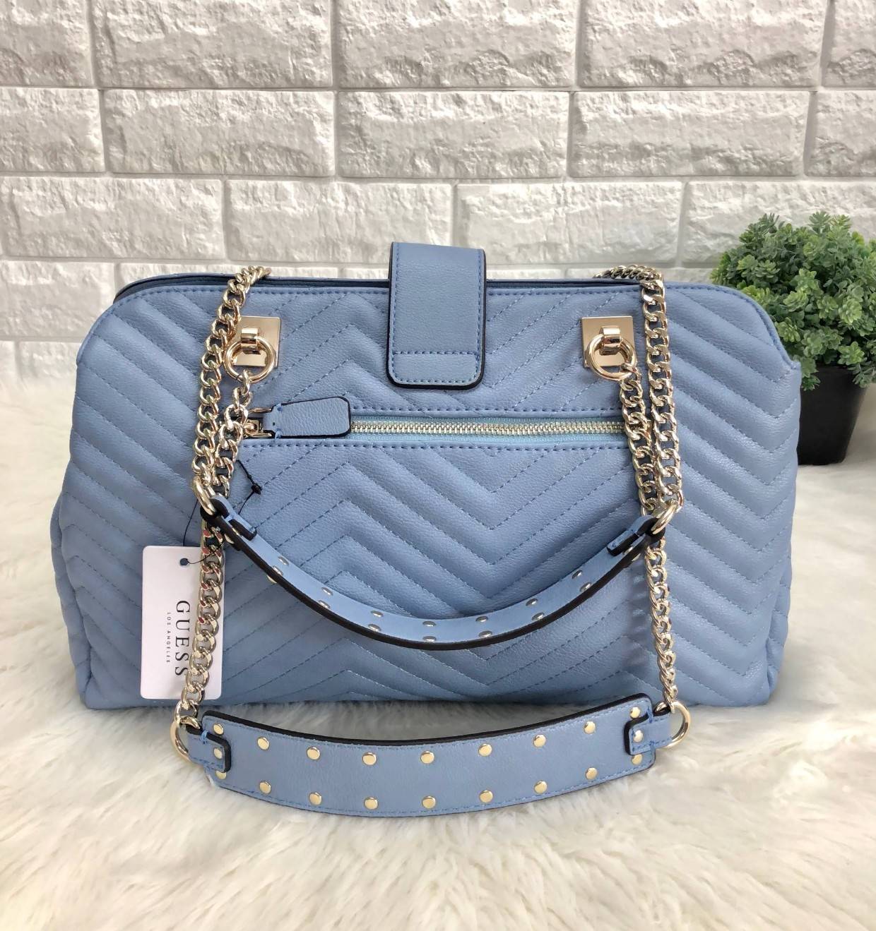 GUESS WOMEN’S VIOLET GIRLFRIEND SATCHEL SHOULDER BAG พร้อมส่งความสวยค่ะ!! กระเป๋าถือ สะพายไหล่ วัสดุเย้บหนังลายนวม หนังนิ่ม ทรงป่องสวยงามาก ด้านหน้าห้อยพวงพู่ยาวลงมาสวยมากๆทีเดียวค่ะ ปากกระเป๋าเปิดปิดแบบกระดุมแม่เหล็ก มีอะไหล่โลโก้แบรนด์หรู ช่องหลักแบ่ง เ