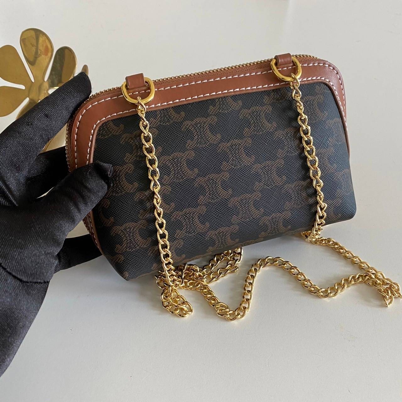 หนังแท้ CELINE TRIOMPHE Triumphal Arch Canvas Shoulder Messenger Chain Bag / CELINE CLUTCH WITH CHAIN กระเป๋าคลัทช์ดีไซน์เรียบหรูออกแบบมาได้อย่างลงตัว พร้อมสายสะพายโซ่ทองสุดหรู ด้วยรูปทรงที่สวยงามและทันสมัย สามารถใส่กระเป๋าสตางค์ใบสั้นหรือเครื่องสำอางค์ได