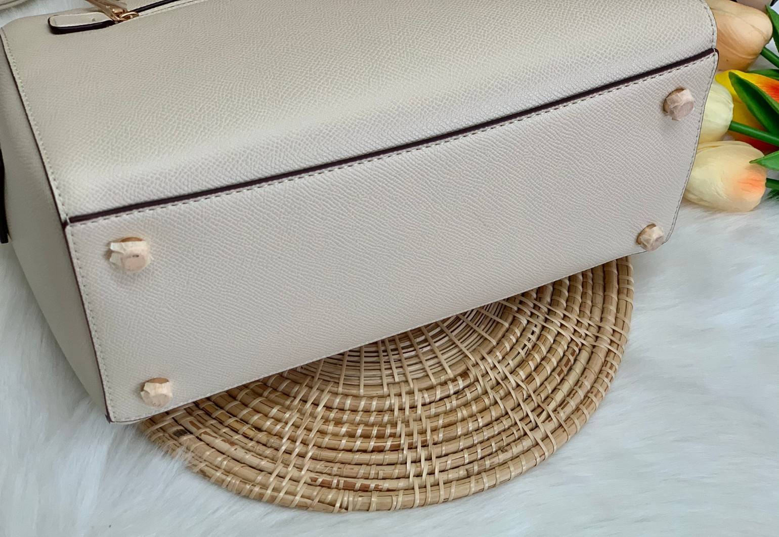 COACH ROWAN SATCHEL BAG ((79946)) กลับมาอีกครั้ง พร้อมสีหายากค่ะ! กระเป๋าหิ้วทรงหมอนสุดฮิตของสาวๆ//สะพายข้างได้ หนังแท้ ลายหนังสวย ทรงสวย ด้านหน้ามีช่องซิปให้หนึ่งช่อง เปิดปิดช่องหลักแบบซิป ภายในกว้างใส่ของจำเป็นของสาวๆได้ครบ มีช่องเล็กและช่องซิปใส่ของจุก