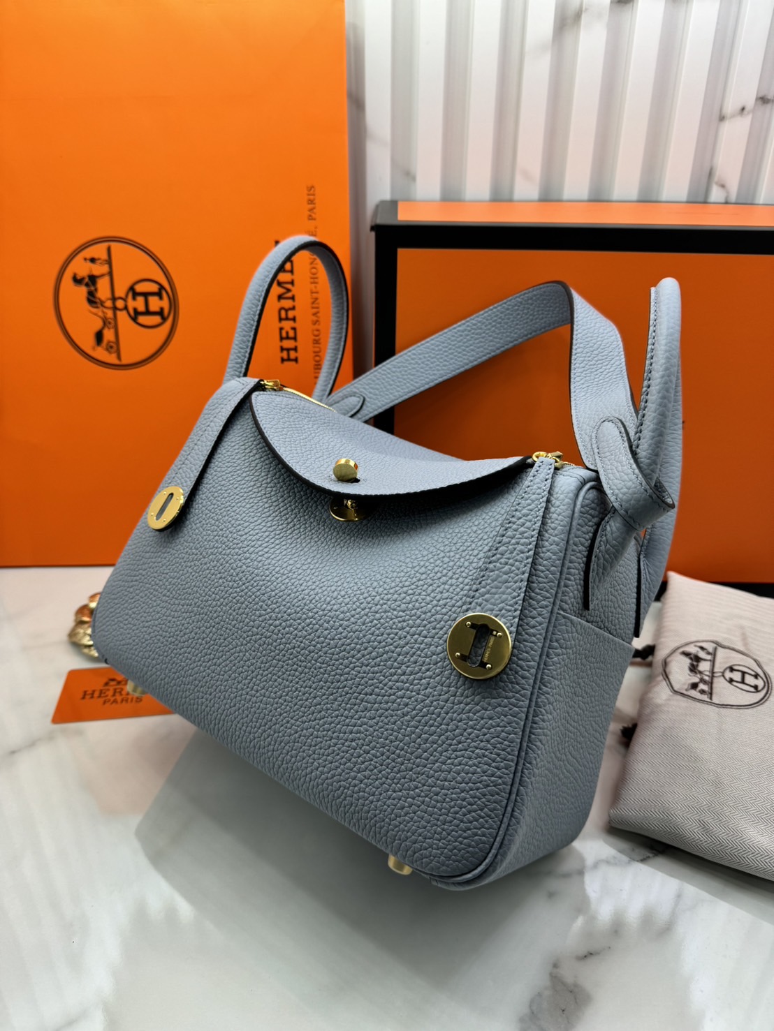 พร้อมส่ง 15 สี HERMES Lindy 26 bag กระเป๋าทรงโท้ทหนังสวยอย่างดี เอกลักษณ์ของความเรียบหรูไฮคลาสอย่างสมบูรณ์แบบ เกรดออริ สลับแท้ งานสวยตามรูป ใช้งานต่างประเทศได้