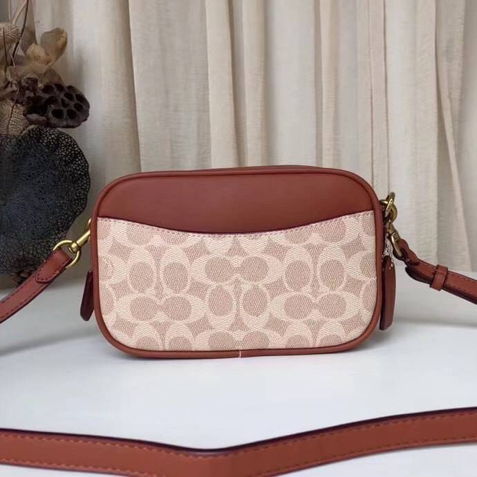 COACH Coated Canvas Signature Camera Bag 16 | Tan Rust (1025) เคลียร์สต๊อคมีไม่มากนะคะ! พร้อมส่งค่ะ! กระเป๋าทรงกล่อง pvc หนังนิ่มค่ะ เปิดปิดกระเป๋าแบบซิป ภายในสามารถใส่มือถือได้ทุกรุ่น;กระเป๋าเงินใบกลางได้;ของอื่นๆได้จุค่ะ;มีช่องซิปและช่องเล็กให้ใส่ของจุก