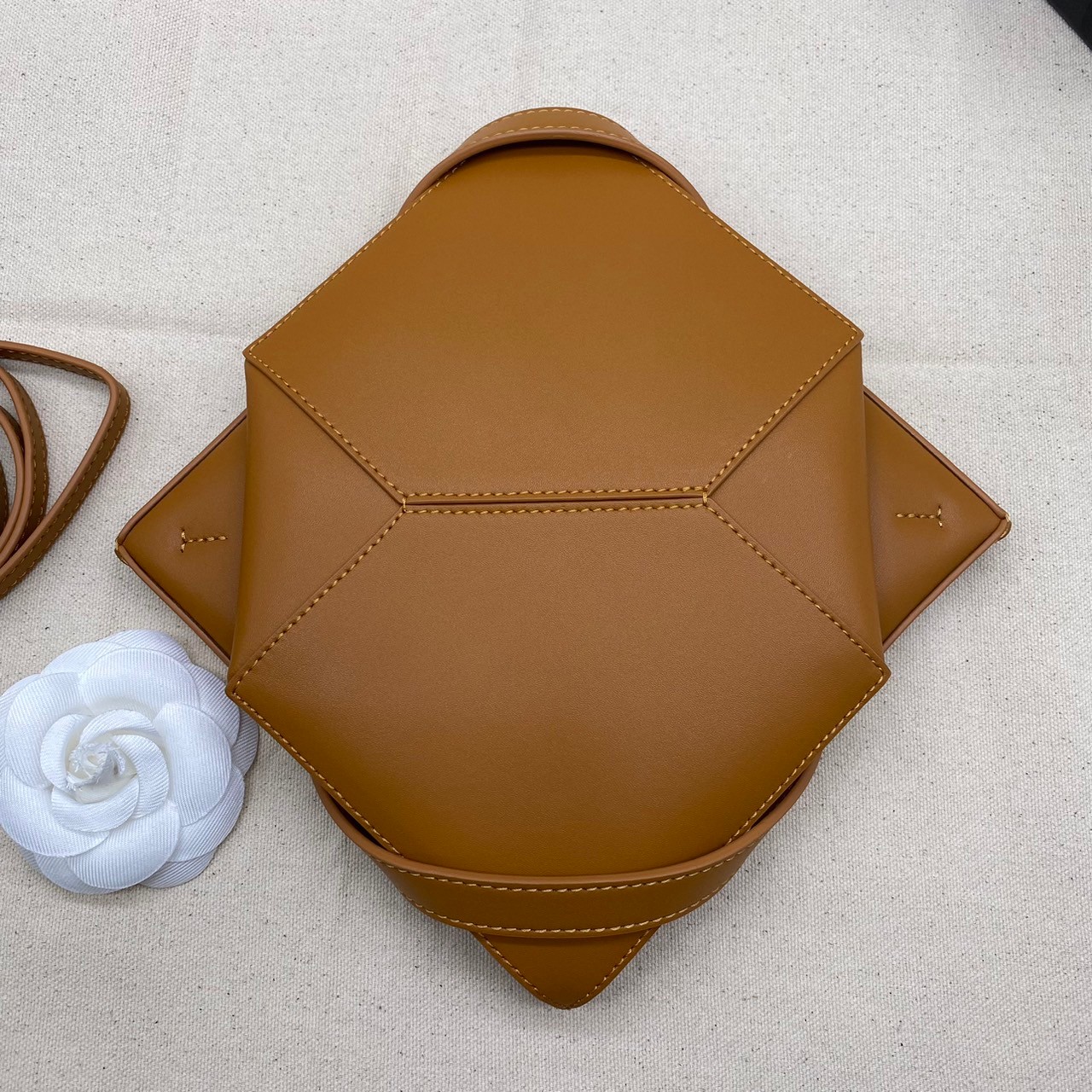 LOEWE Mini Puzzle Fold Tote in shiny calfskin / LOEWE TOTE BAG 18cm พร้อมส่ง กระเป๋าทรงโท้ท ขนาดมินิ ใช้งานง่ายเรียบหรู จุของได้เยอะ หนังเรียบสวยอยู่ทรงมาพร้อมสายสะพายยาวถอดได้ พับเก็บได้เป็นเอกลักษณ์