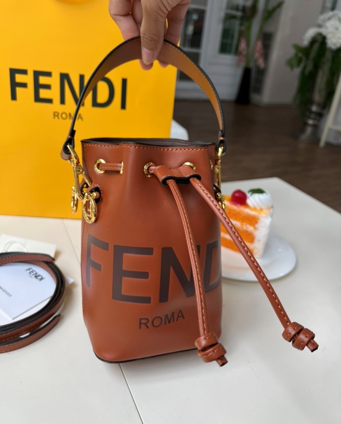 FENDI Mon Tresor Mini Leather Bucket Bag / FENDI Bucket Bag พร้อมส่ง กระเป๋าถือหรือสะพายข้างทรงบัคเก็ต ทรงขนมจีบ ลายแบรนด์ อะไหล่ทองหรูหรา