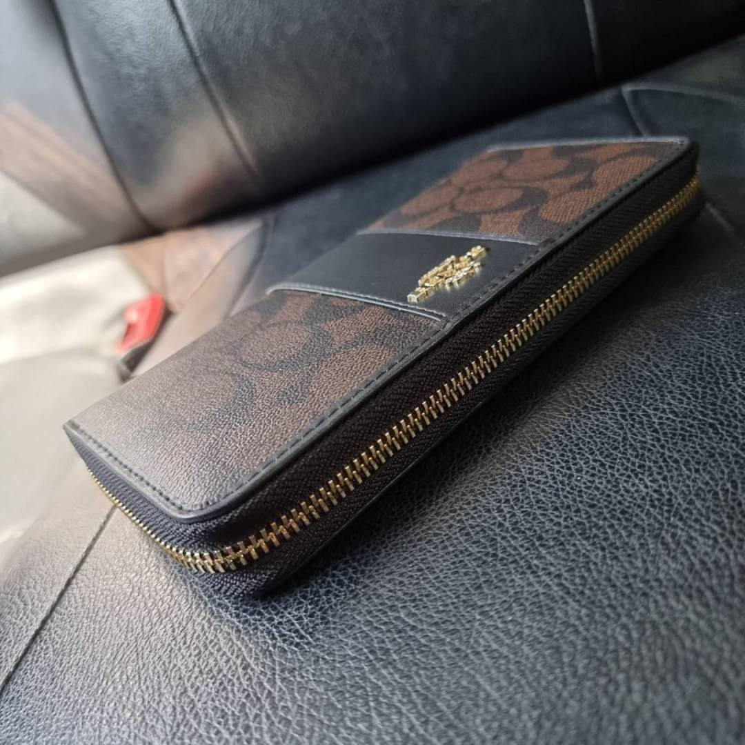 COACH F54630 ACCORDION ZIP WALLET IN SIGNATURE COATED CANVAS WITH LEATHER STRIPE กระเป๋าสตางค์ใบยาวรุ่นคลาสสิค คัดสีขายดีมาให้กันเลยจ้า ♥️ วัสดุหนังแคนวาสเคลือบลาย เปิด-ปิดด้วยซิปรอบ รูดใช้งานง่าย ใส่บัตรได้ มีช่องซิปใส่เหรียญ ใส่มือถือได้ พกใบนี้ใ