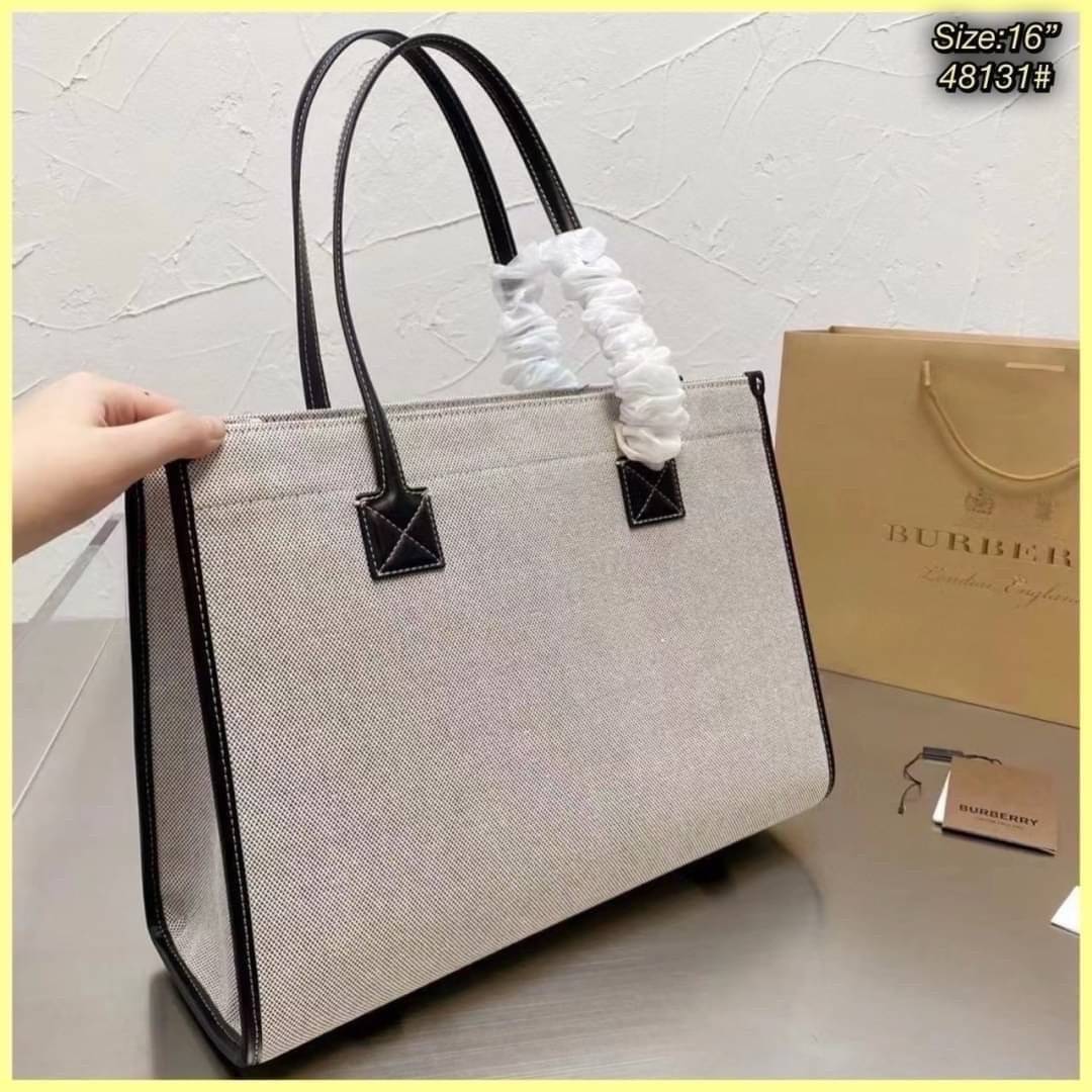 Burberry Freya Canvas Tote Bag Large กระเป๋าสะพายทรงโท้ทใบใหญ่จุใจ ดีไซน์ทรงเหลี่ยมสวยอยู่ทรง ด้านหน้ามีช่องใส่ของ ภายในโล่งกว้างจุของใช้ได้เยอะ