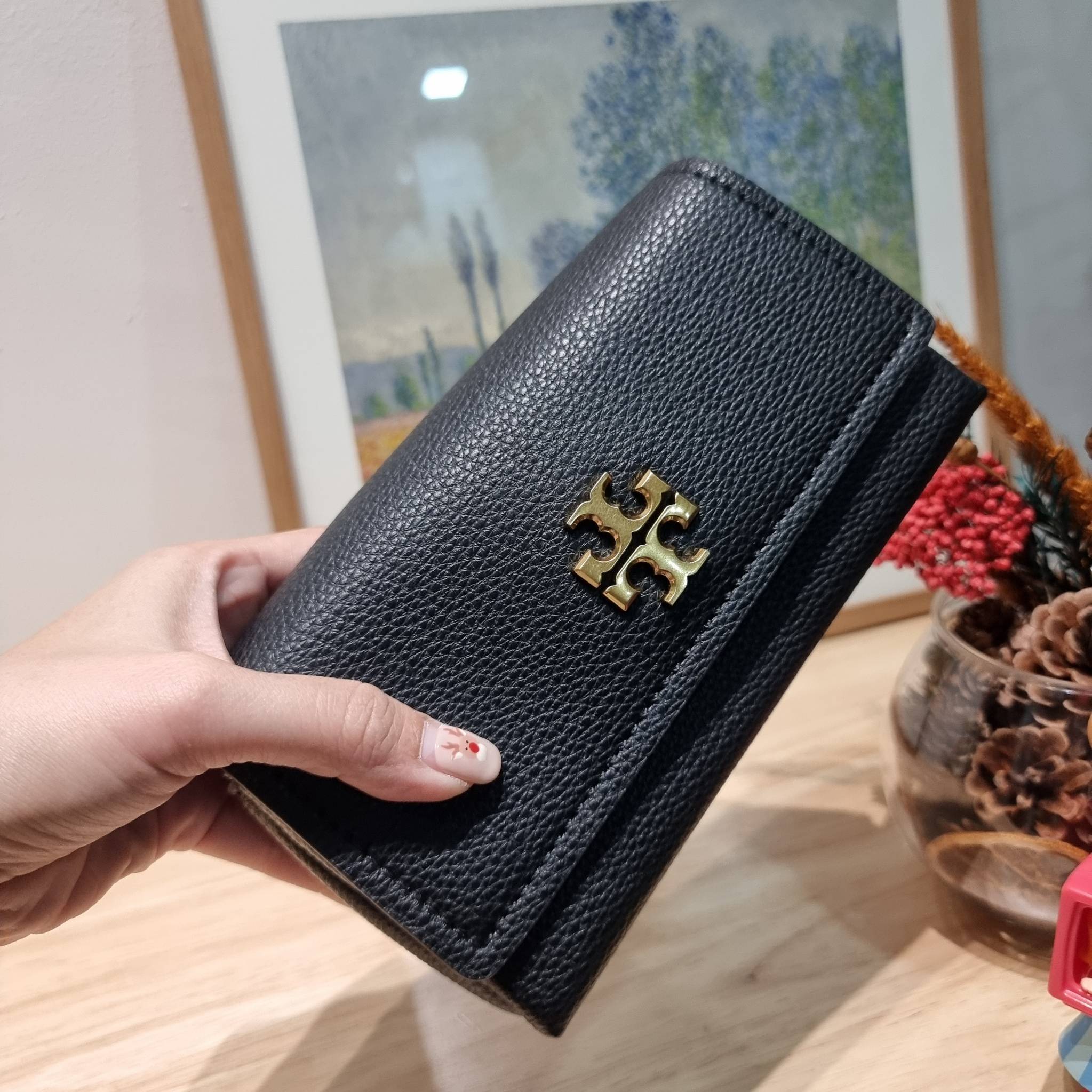 TORY BURCH LIMITED-EDITION MINI BAG รุ่นลิมิเต็ด ที่ sold out ไปแล้วหลายช็อป มีมาให้ช้อปที่นี่! กับกระเป๋าสะพายข้างทรงผู้ดี ไซส์มินิ ที่ผลิตมาในจำนวนจำกัด โดดเด่นด้วยอะไหล่ทองคลาสสิคหรูหรา และสายสะพายโซ่สลับหนัง ทำให้สะพายได้โดยไม่เจ็บไหล่