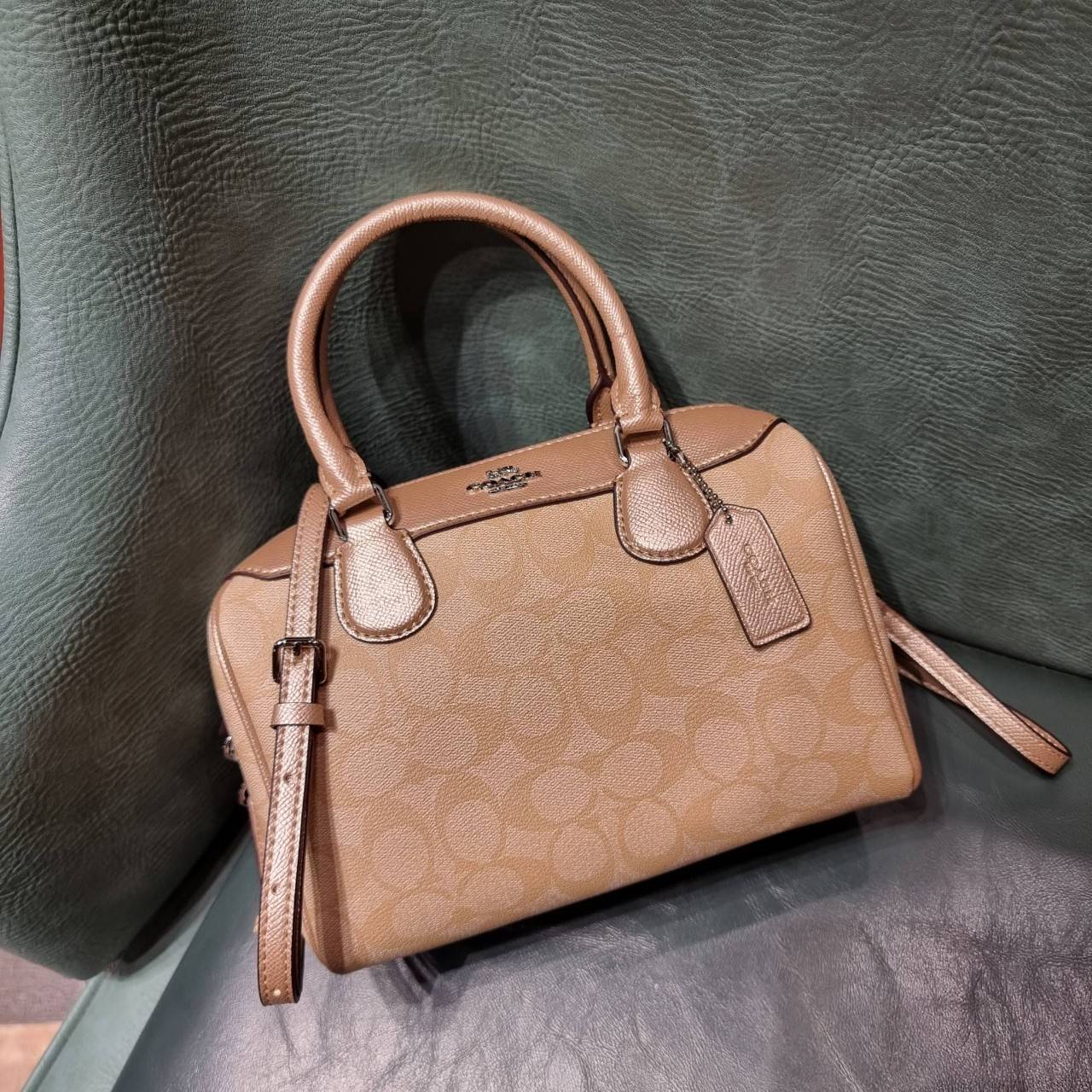 COACH F32203 MINI BENNETT SATCHEL IN SIGNATURE CANVAS กลับมาอีกครั้ง!! กับกระเป๋าทรงหมอนยอดฮิต 🥳 มีกี่สีก็ขายหมด วัสดุหนังแคนวาสเคลือบลาย ทรงสวยใช้งานได้ทุกโอกาส ภายในโล่งกว้างใส่ของได้เยอะ มีหูจับในตัว และสายสะพาย crossbody ปรับได้ตามตัว ใบนี้ไม่