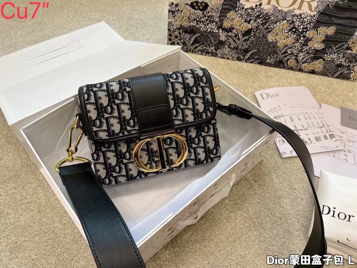DIOR 30 Montaigne Box Bag / DIOR BAG พร้อมส่ง กระเป๋าสะพายดิออร์ เอกลักษณ์ของความหรู ไซส์มินิทรงสี่เหลี่ยมสวยหรูอยู่ทรงเปิดปิดด้วยฝาปิดโลโก้แบรนด์อะไหล่ทอง