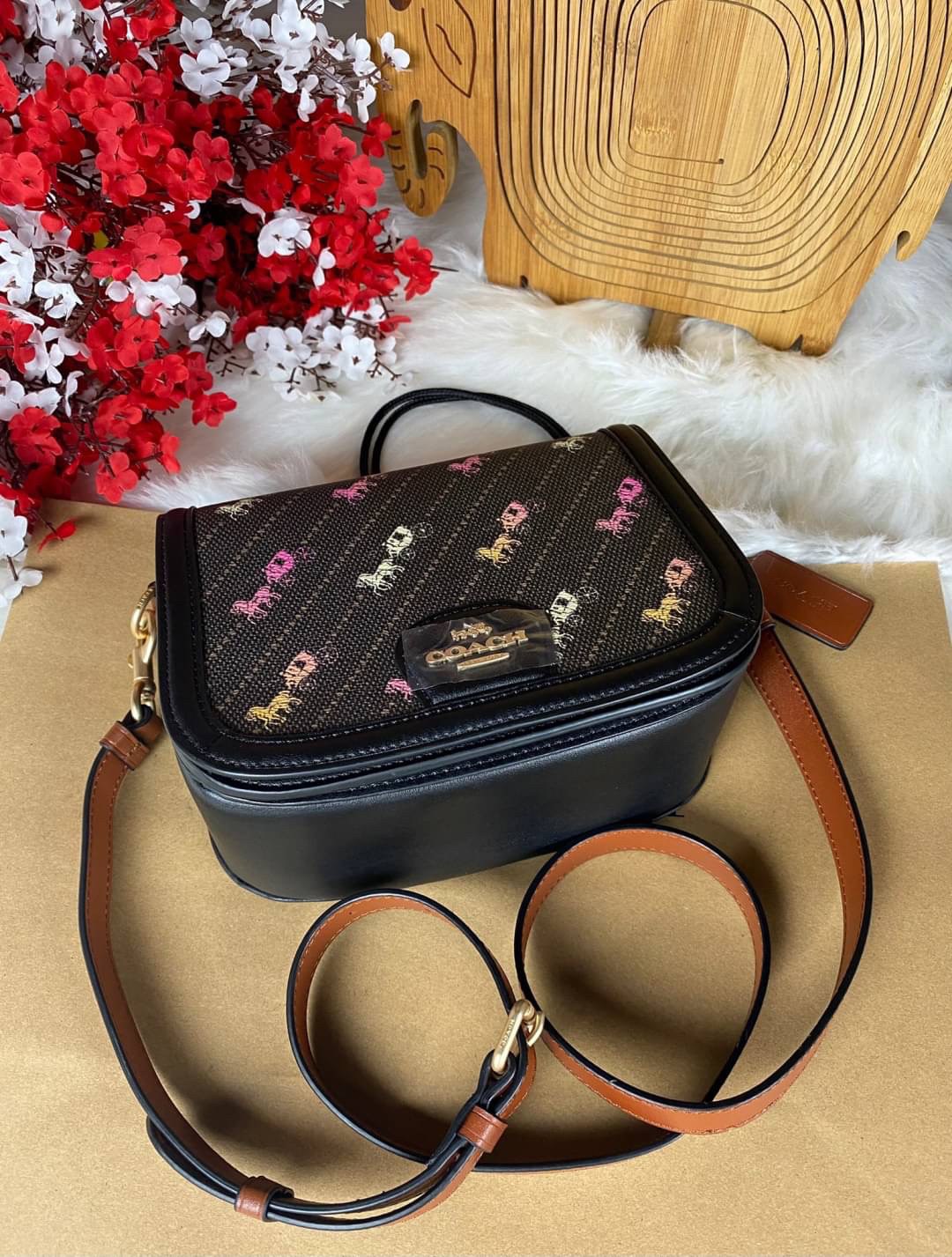OUTLET 】COACH SADDLE BAG WITH HORSE AND CARRIAGE DOT PRINT (COACH C4059) กระเป๋าสะพายข้าง ลายม้าและรถลาก item ใหม่ที่สาวๆต้องมีนาทีนี้ห้ามพลาด รูปทรงโค้งมน วัสดุ พีวีซี ผ้าใบเคลือบพิมพ์ลายเป็นหนังเรียบ ทนทานและกันคราบสกปรกทั้งสี่ด้านเป็นหนังคุ้มสุดๆ ภายใน