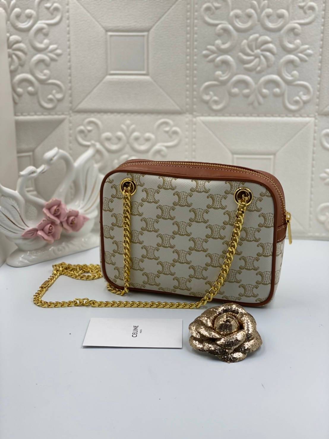 VIP GIFT 】หนังแท้ CELINE SMALL PATAPANS IN TRIOMPHE CANVAS AND CALFSKIN ดีไซน์สวยหรูฮิตสุดในเกาหลี! หนังสวยอยู่ทรง เปิดปิดด้วยซิปแบรนด์สีทอง ภายในโล่งกว้างและจุสามารถใส่มือถือ กระเป๋าสตางค์ ของใช้ได้เยอะ สายสะพายโซ่อะไหล่ทองหรูเลื่อนได้จะใช้สายคู่สะพายไหบ