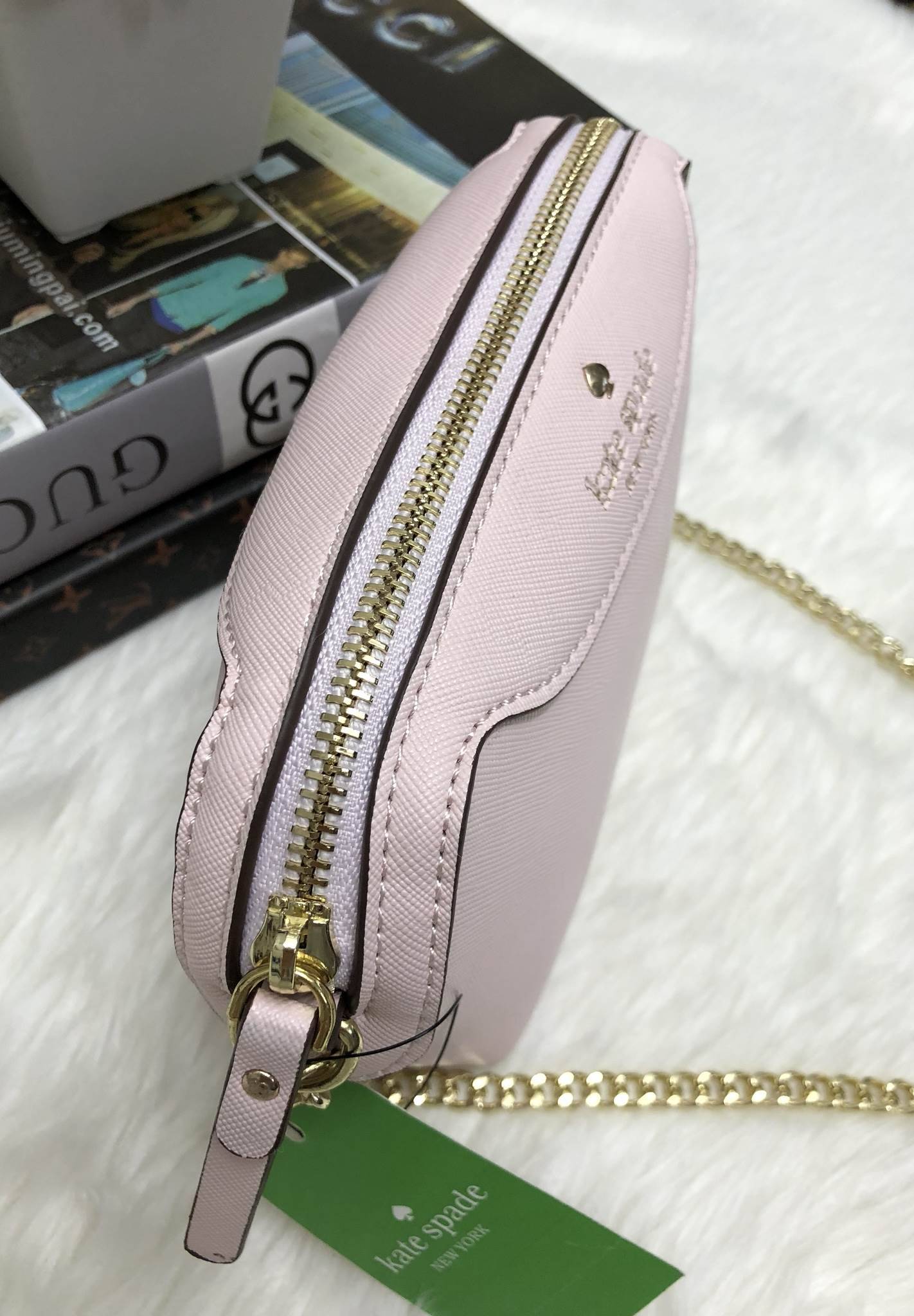 New in !!! Kate spade new york mini crossbody bag พร้อมส่งรุ่นหายากค่ะ! กระเป๋าสะพายครอสบอร์ดี้ หรือสะพายข้างได้ หนังซาฟเฟียโน่ หนังนิ่ม ทรงน่ารัก ใบจริงน่าใช้มากๆค่ะ บอกเลย ด้านหน้าปั้มโลโก้แบรนด์ เปิดปิดกระเป๋าแบบซิป ด้านในโล่ง สามารถใส่ i 6,7 ,8 ,i X,ส