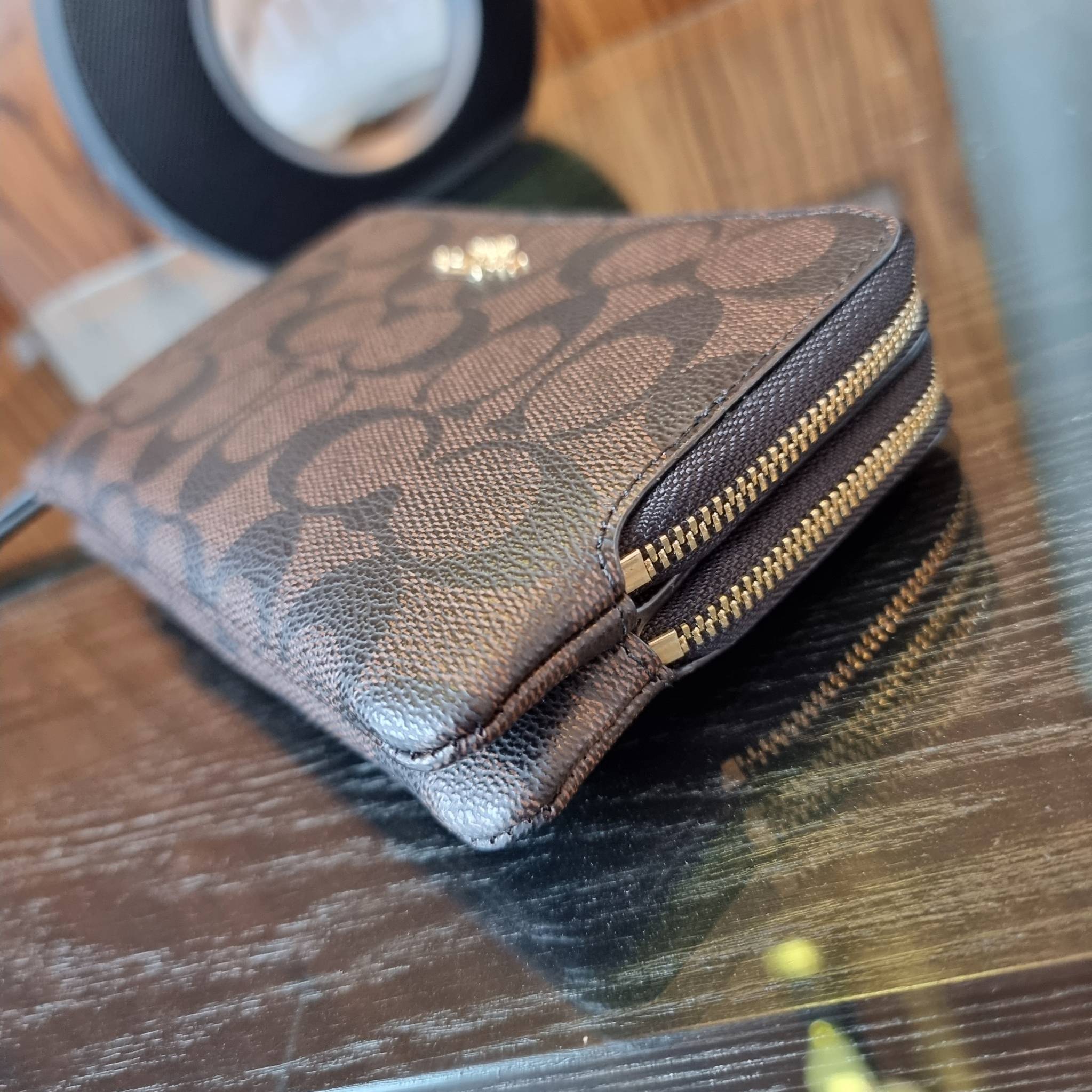 COACH F87591 DOUBLE CORNER ZIP WALLET IN SIGNATURE COATED CANVAS คล้องมือรุ่น 2 ซิป!! มาแล้วจ้า 🌟🤗 ไซส์นี้คือเหมาะมือจริงๆ พกง่ายเช่นเคย ไม่ต้องกังวลว่าจะเกะกะหรือกินพื้นที่กระเป๋าหลัก วัสดุหนังแคนวาสเคลือบลาย มีช่องหลักแยก 2 ช่อง ภายในบุผ
