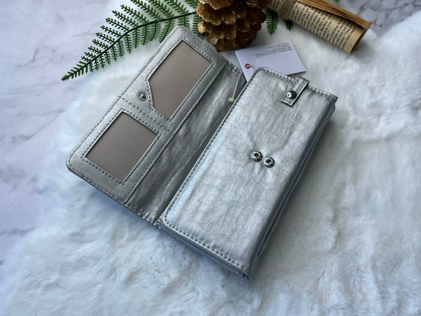 กระเป๋าสตางค์ยาว 3 พับตอน Kipling Brownie long tri-fold wallets กระเป๋าสตางค์ยาวแบบ3พับตอน วัสดุกันน้ำ เปิดปิดด้วยกระดุมแป๊ก มีช่องใส่ธนบัตรหลายช่อง ช่องเสียบการด์ได้ถึง13ช่องลายจุด และใส่รูปภาพได้อีก2ช่อง ช่องซิปใส่เหรียญ ช่องธนบัตร 3 ช่อง ที่จับหัวซิปปั