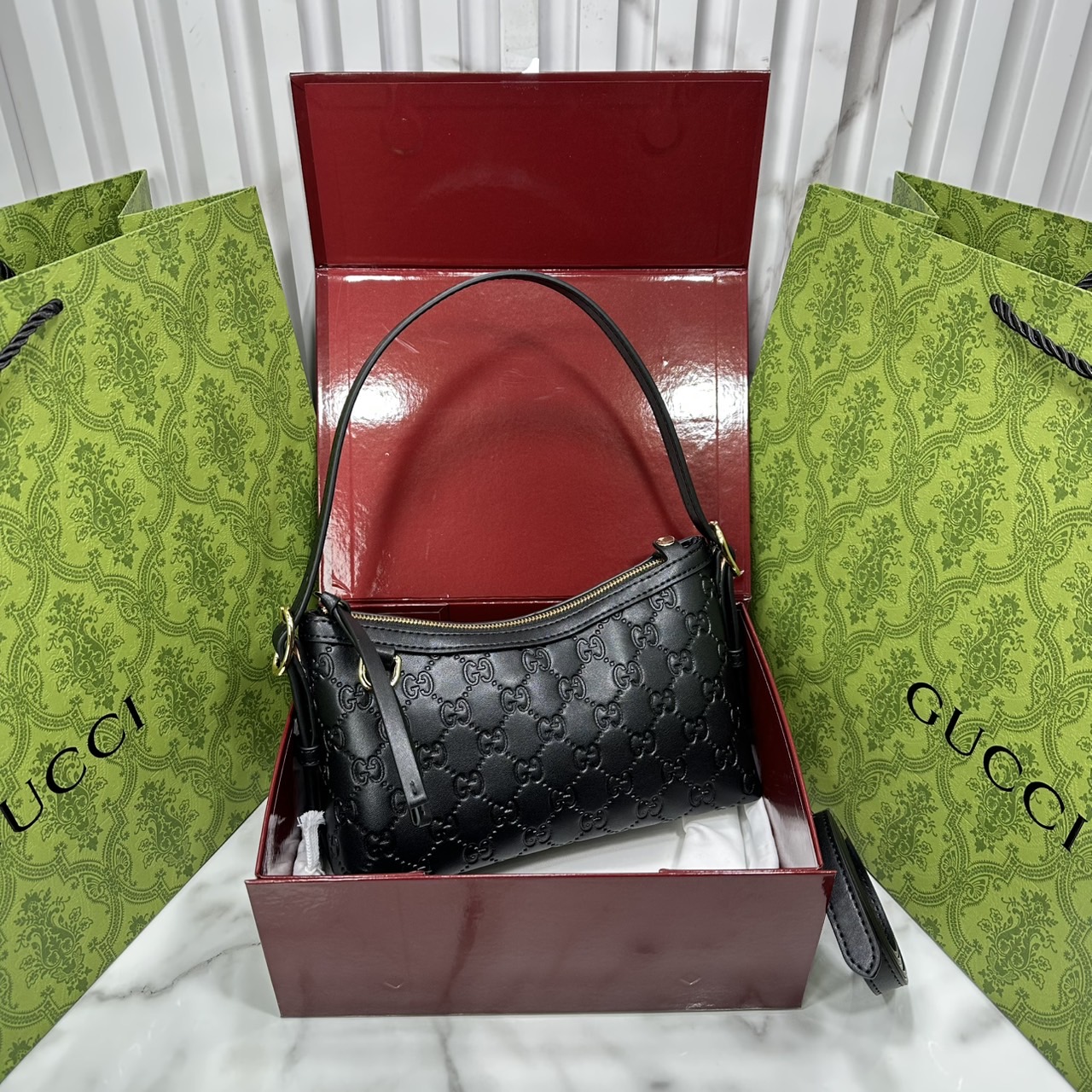 ORI หนังแท้ | Gucci GG Emblem small shoulder bag กระเป๋าสะพายทรงพอช ถือ/คล้องไหล่เก๋ๆหรือสะพายข้างได้ ทรงสวยคลาสสิค มีอะไหล่ห่วงสำหรับห้อยพวงกุญแจได้ เป็นไอเท็มต้องมีและยกเป็น everyday bag ได้เลย