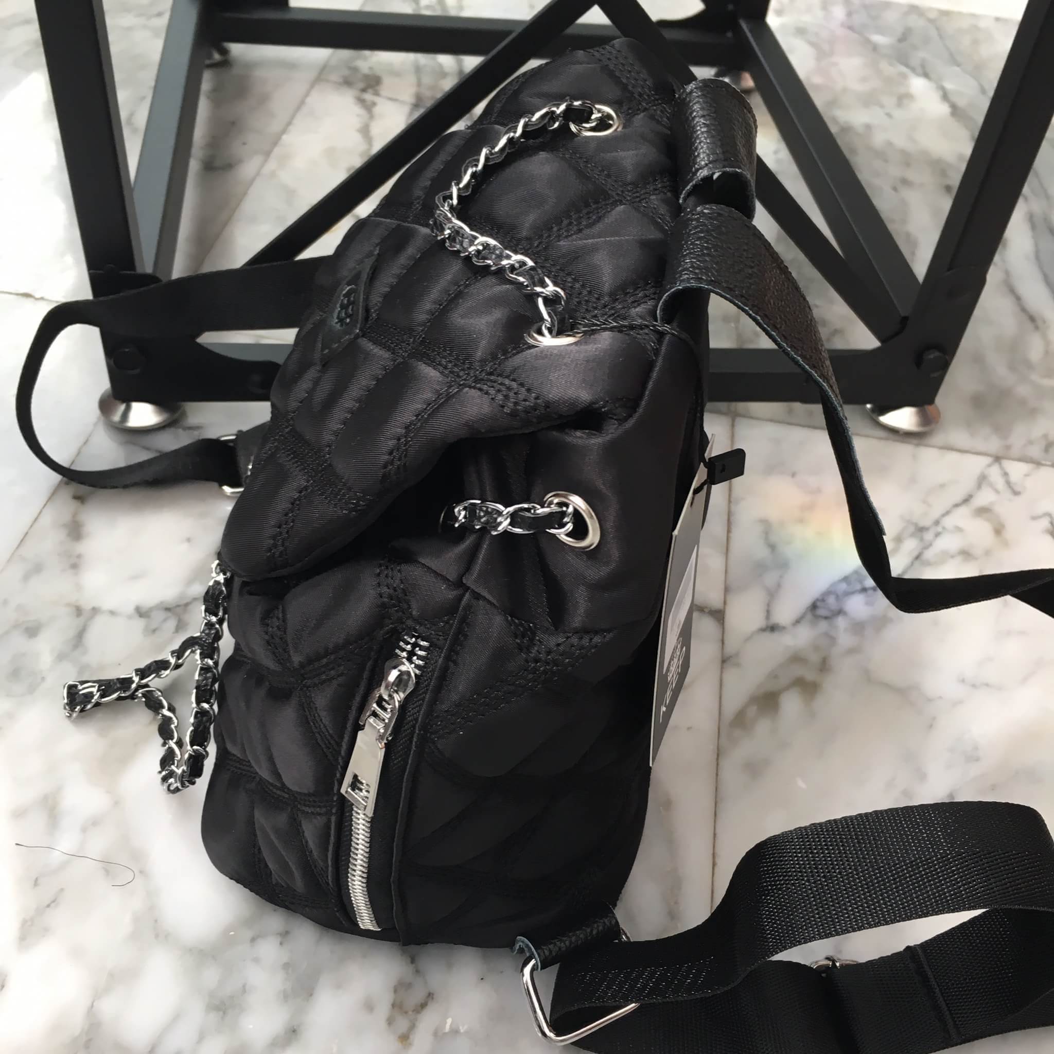 กระเป๋าเป้!!! ทรงน่ารักมากๆๆๆ จากแบรนด์ KEEP รุ่น Monster bite backpack #จุดเด่นที่ >ตัวกระเป๋าทำจากผ้าไนล่อนเนื้อดี ตีลายตาราง >น้ำหนักเบามาก เพียงแค่ 4 ขีดเท่านั้น >สามารถปรับสายโซ่ สะพายไหล่ได้คะ >ขนาดกระเป๋ากำลังดีคะ ใส่ กปต ยาว มือถือได้