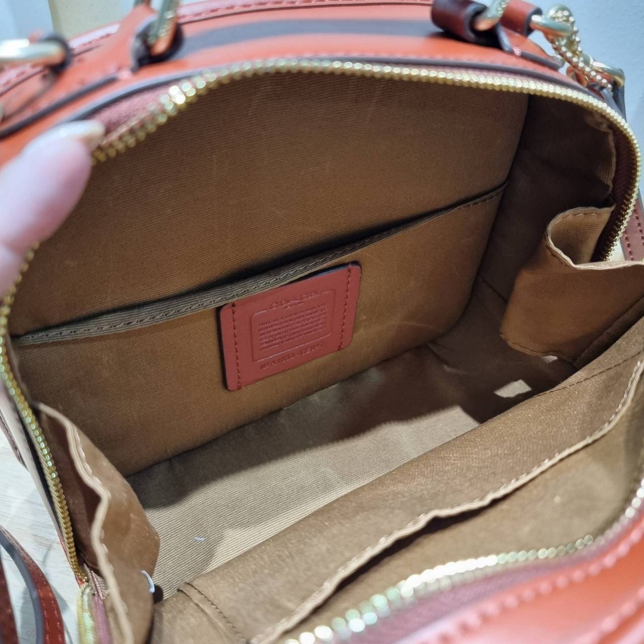 CE847 COACH x PEANUTS LUNCH PAIL IN SIGNATURE CANVAS WITH PATCHES คอลเลคชั่นใหม่ น่ารักน่าใช้ กับกระเป๋าสะพายสวยอยู่ทรง ดีไซน์ตกแต่งแพทช์ลวดลายการ์ตูนยอดฮิต