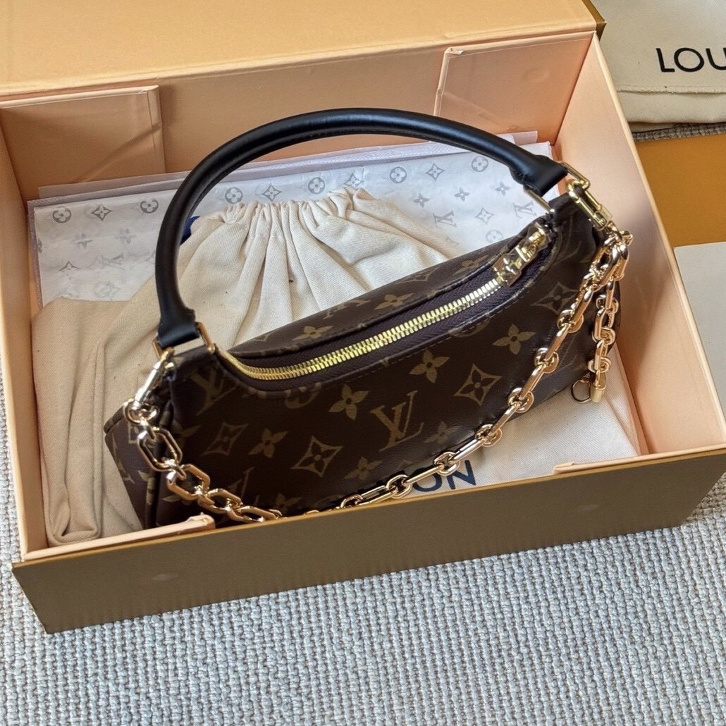 LV Catchy PM bag กระเป๋าสะพายทรงโฮโบหูจับในตัว ดีไซน์ใหม่ ยังคงเอกลักษณ์ ดีไซน์ลวดลายโมโนแกรมเรียบหรู สวยจับต้องได้ เก๋มากๆ เพิ่มกิมมิกแต่งสายและพวงกุญแจโซ่สีทองโดดเด่น