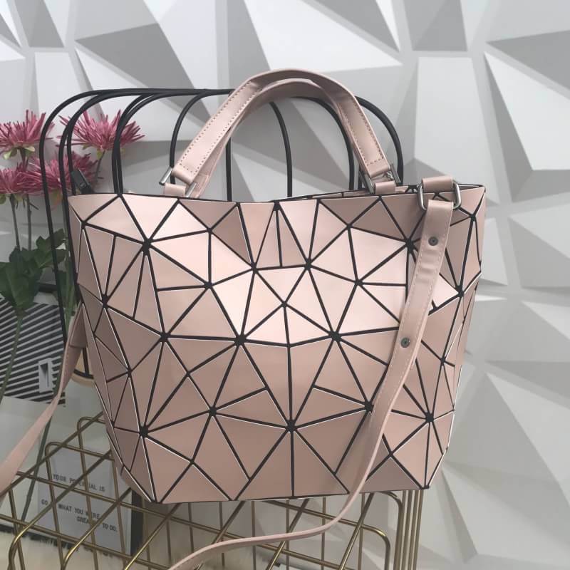 สีใหม่ Sakura Pink🌸🌸 ต้อนรับ summer กับโทนสี สดใส ลาย Limited edition หายาก ❤️ปรับทรงได้ 2 แบบ น่ารักมาก ค่า กระเป๋า จากแบรนด์ David Jones กระเป๋าสะพายข้างดีไซน์เกร๋มาก สีสวยหรูมาก ขนาดกะลังดีเลย น้ำหนังเบามากคะ ภายในมีช่องเก็บของจุ