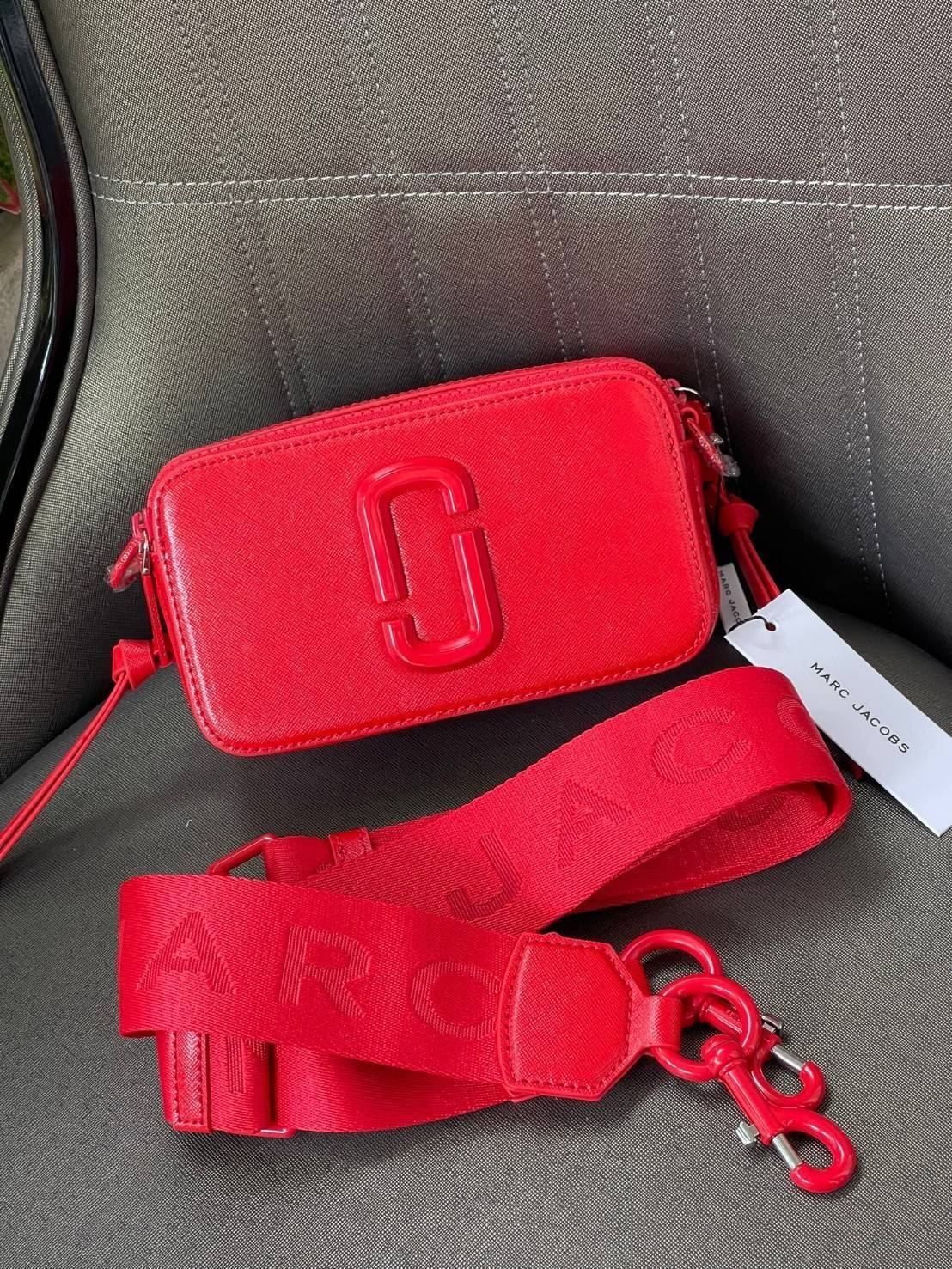 Marc Jacobs Snapshot Bag กระเป๋าแบรนด์ดังจากสัญชาติอเมริกัน นับได้ว่ารุ่นนี้เป็นรุ่นทรงฮิตเลยทีเดียว โดยด้านหน้ากระเป๋าจะเป็นโลโก้แบบโลหะที่เป็นสัญลักษณ์ของแบรนด์นี้ มาพร้อมสายสะพายที่จะสะพายยังไงก็ดูโดดเด่น เพราะขนาดใหญ่ที่สกรีนตัวอักษรโลโก้ ในรูปแบบต่าง