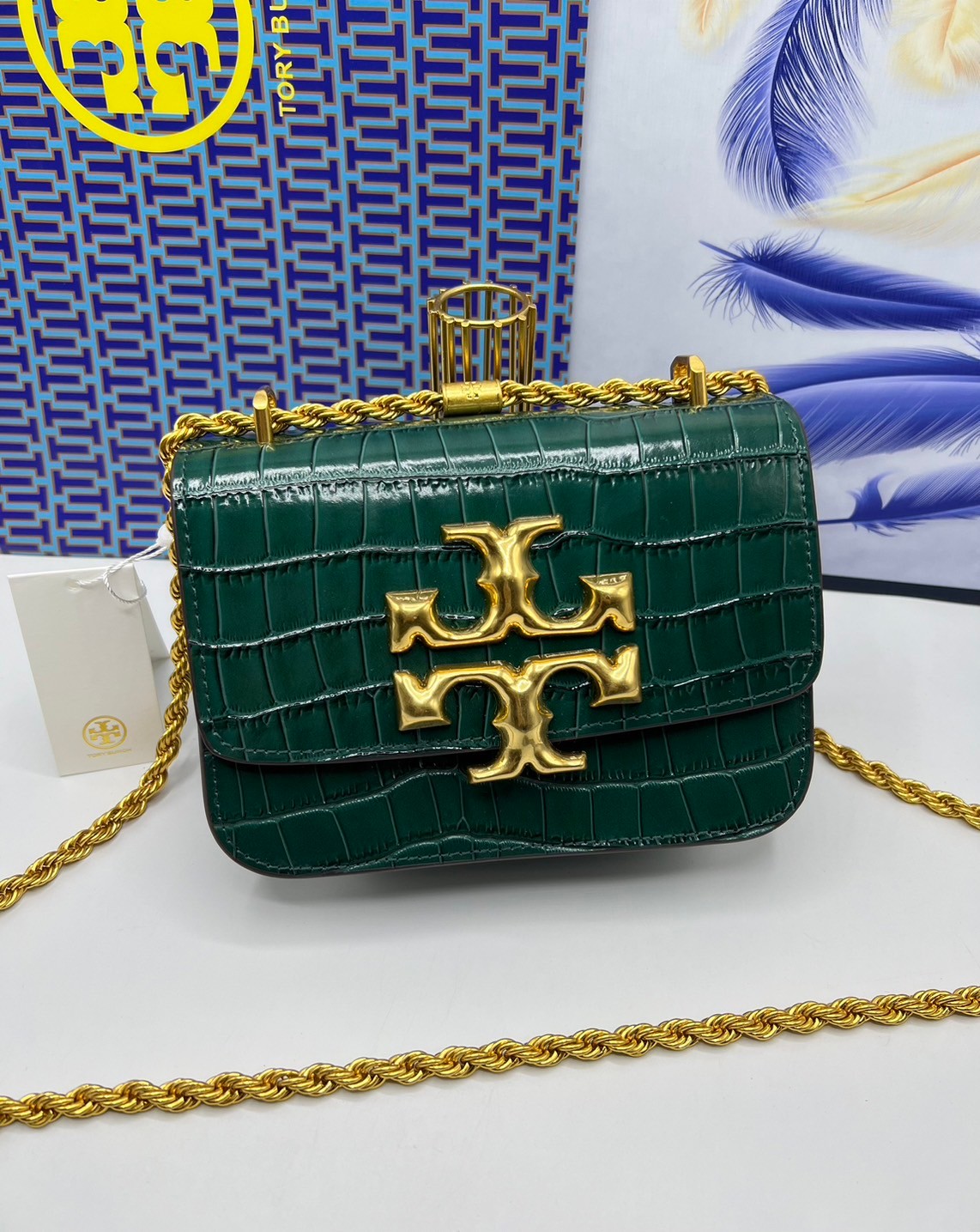 6 สี Tory Burch Croc Eleanor Small Bag / TORY BURCH ELEANOR CROC EMBOSSED LEATHER กระเป๋าสะพายหนังพิมพ์ลายจระเข้ ดีไซน์หรูหรา โด่นเด่นด้วยโลโก้แบรนด์อะไหล่ด้านหน้า และสายสะพายโลหะสีทอง