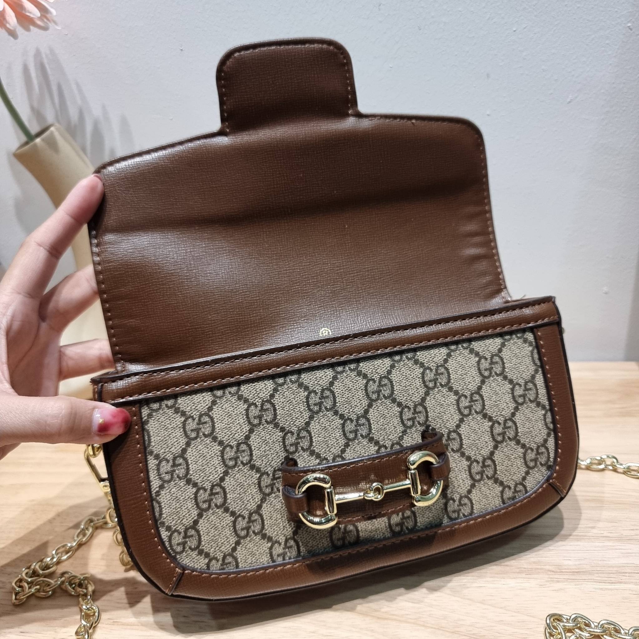 GUCCI Horsebit 1955 shoulder bag / GC STRAP MINI SHOULDER BAG กระเป๋าสะพายไหล่/สะพายข้าง ทรงคลาสสิค ไซส์ใหม่ ตอบโจทย์คนที่ไม่ชอบความใหญ่โต น้องจัดให้ไปเลย!!