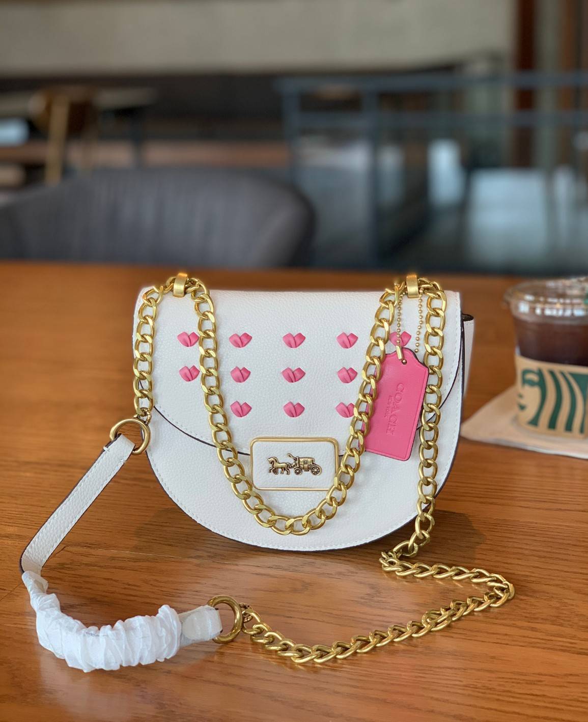 COACH ALIE SADDLE BAG JACQUARD IN SIGNATURE ((C4694//C3464)) พร้อมส่งที่ไทย รุ่นใหม่ล่าสุดค่ะ! กระเป๋าสะพายข้าง//ครอสบอดี้ร์//หรือทบสายคู่สะพายไหล่ได้ค่ะ วัสดุJacquard+หนังแท้ ได้สวยงามลงตัวมากๆ เปิดปิดกระเป๋าแบบกดล็อค มีอะไหล่โลโก้แบรนด์โดดเด่นปนคลาสสิค