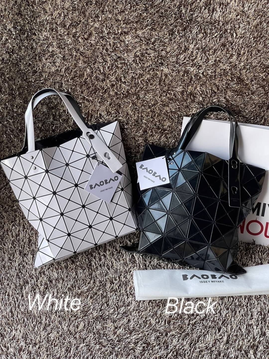 Baobao Issey Miyake 6x6 กระเป๋า Tote รุ่นนี้ถือว่าเป็นกระเป๋า Tote ไซส์กลางที่เหมาะกับการพกพาสิ่งของที่จำเป็นในทุก ๆ วัน มาพร้อมสายที่สามารถปรับได้ทั้งสองสาย และมีช่องใส่ของช่องเล็กด้านใน 1 ช่อง จุของได้เยอะแถมยังทนทาน ใช้เป็น Everyday Bag ได้เลยคะ พกพาสะ