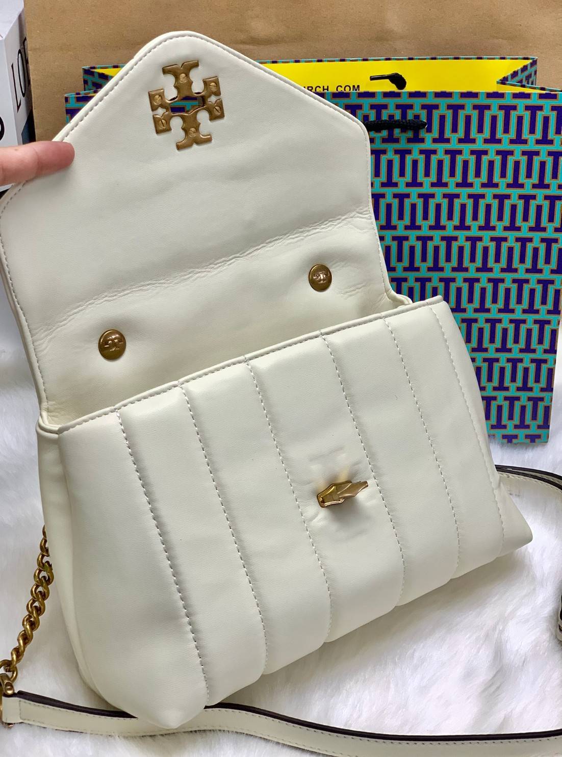 TORY BURCH KIRA QUILTED SMALL BAG พร้อมส่งที่ไทย ไม่ผิดหวังแน่นอนค่ะ! กระเป๋าหิ้วหรือสะพายข้างได้ วัสดุหนังแกะแท้ทั้งใบ ((หนังแกะจะมีคุณภาพดีเงานิ่มและแพงกว่าหนังวัวจ้า)) หนังนิ่มสวยงามมากๆค่ะ เปิดปิดกระเป๋าแบบหมุนล็อคแบบโลโก้แบรนด์ ใช้อะไหล่คลาสสิคดูหรูเ