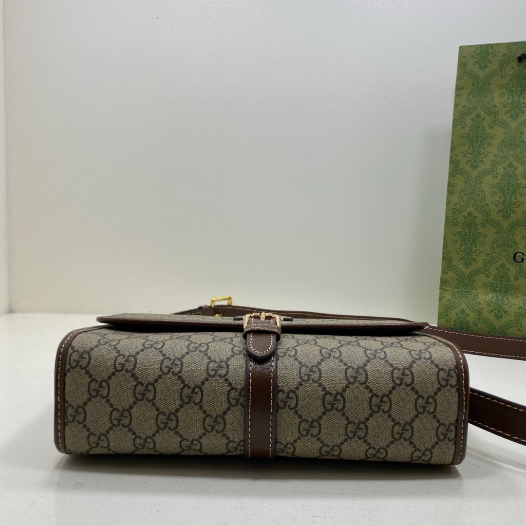 GUUCI GG Messenger Bag / guccipouch กระเป๋าสะพายทรงแมสเซ็นเจอร์วินเทจ พิมพ์ลายคมชัดโมโนแกรมแคนวาสกับไอเท็มที่หนุ่มๆต้องไม่พลาด รุ่น unisex ใช้ได้ทั้งชายหญิง ดีไซส์สวยเด่นเป็นเอกลักษณ์