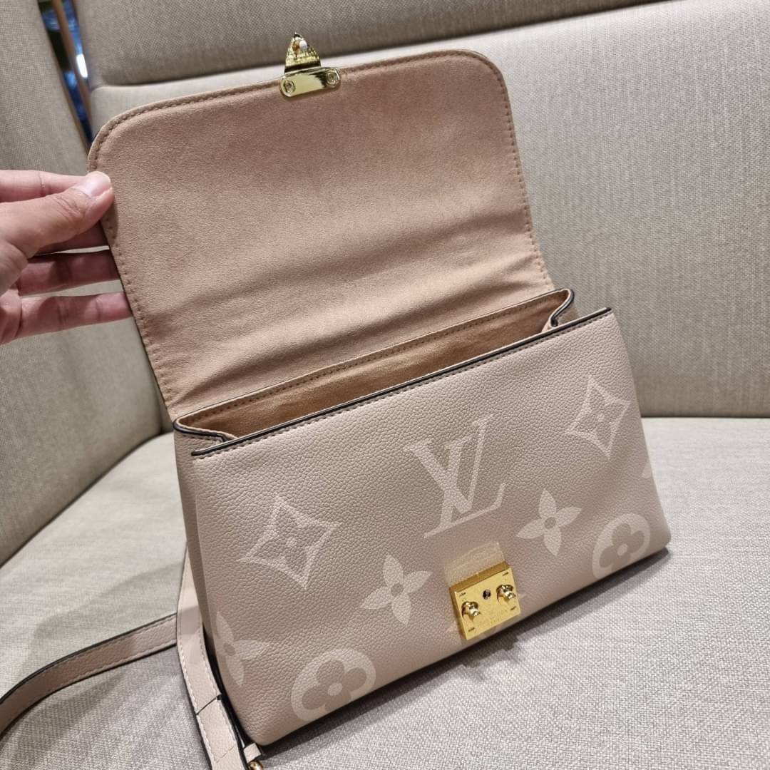 VIP 🥂 LV MADELEINE BAG ใหม่ล่าสุด อีกหนึ่งรุ่นคลาสสิคหายาก ที่สาวๆรอคอย กระเป๋าถือ/สะพายข้าง ดีไซน์เรียบง่าย แต่เต็มไปด้วยดีเทลความหรู วัสดุหนังวัวปั๊มลายเอกลักษณ์ เปิด‐ปิดด้วยอะไหล่กดล็อคสีทองหรู และมีพวงหนังห้อยพิเศษแถมมาให้ด้วย ภายในแบ่งสัดส่วน
