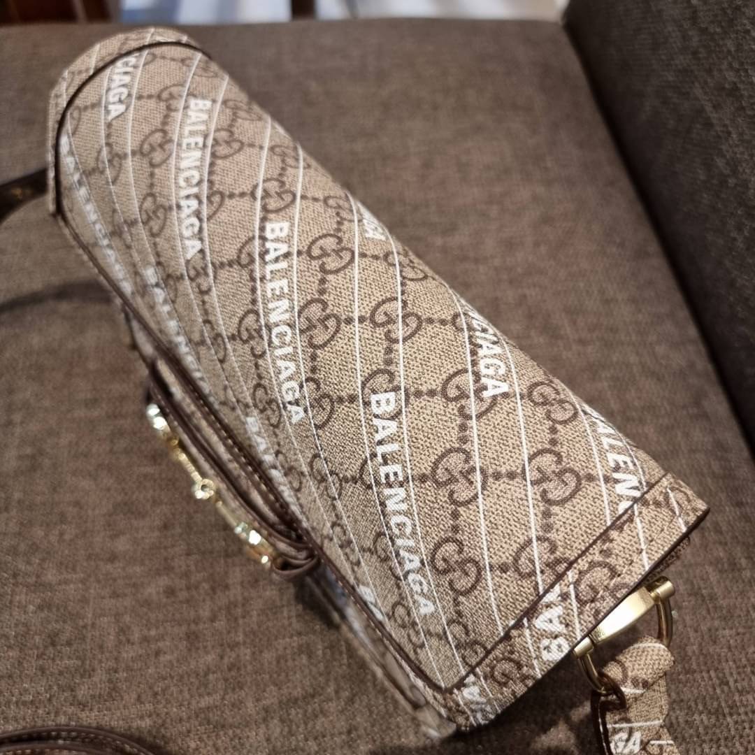 GUCCI x Balenciaga Horsebit 1995 รุ่นเด็ดสุด!! ฮ็อตสุด!! ที่ไม่ว่าใครก็ต้องรอคอย กับโปรเจคสุดเลิศ Balenciaga × Gucci strap shoulder bag กระเป๋าสะพายไหล่/สะพายข้าง ดีไซน์ใหม่ที่คอลแลบระหว่าง 2 แบรนด์สุดโต่งในเรื่องแฟชั่น รับรองความสวยไม่โป๊ะ วัสดุหนังแคนวา