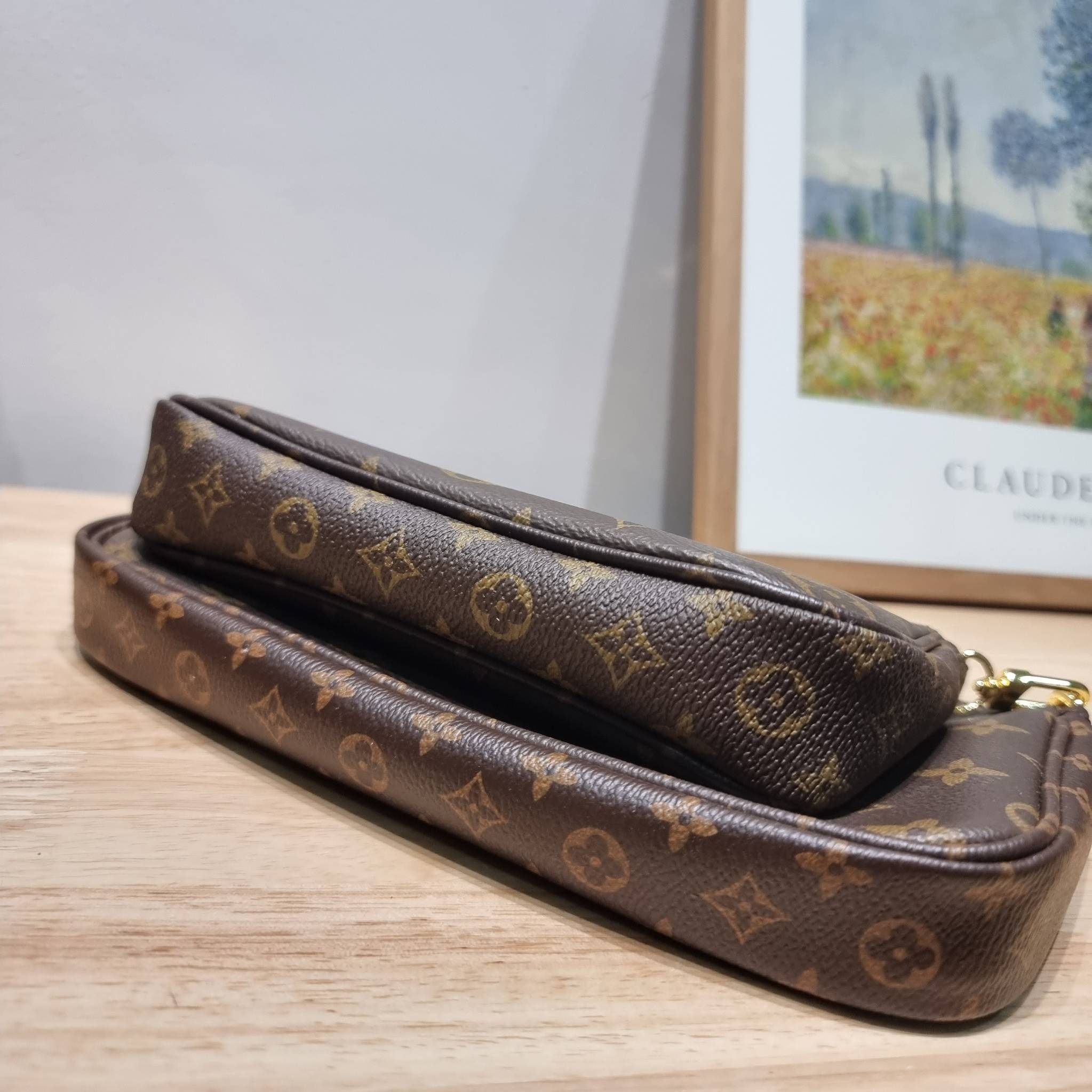 Set 4 ชิ้น LV Multi Pochette Bag New in!! กับ box set ชวนสะสม ที่จับเอารุ่นยอดฮิต มามิกซ์รวมกับไอเท็มสุดคุ้มของมันต้องมี!! จัดเรียงให้อยู่ในกล่องสุดหรู ไม่ว่าจะตัวกระเป๋า กระเป๋าสตางค์ กระเป๋าจิ๋ว ใบไหนๆก็นำมาใช้งานได้จริง คุ้มค่ามากๆ แถมฟรี! ริบบิ้นลายลิ