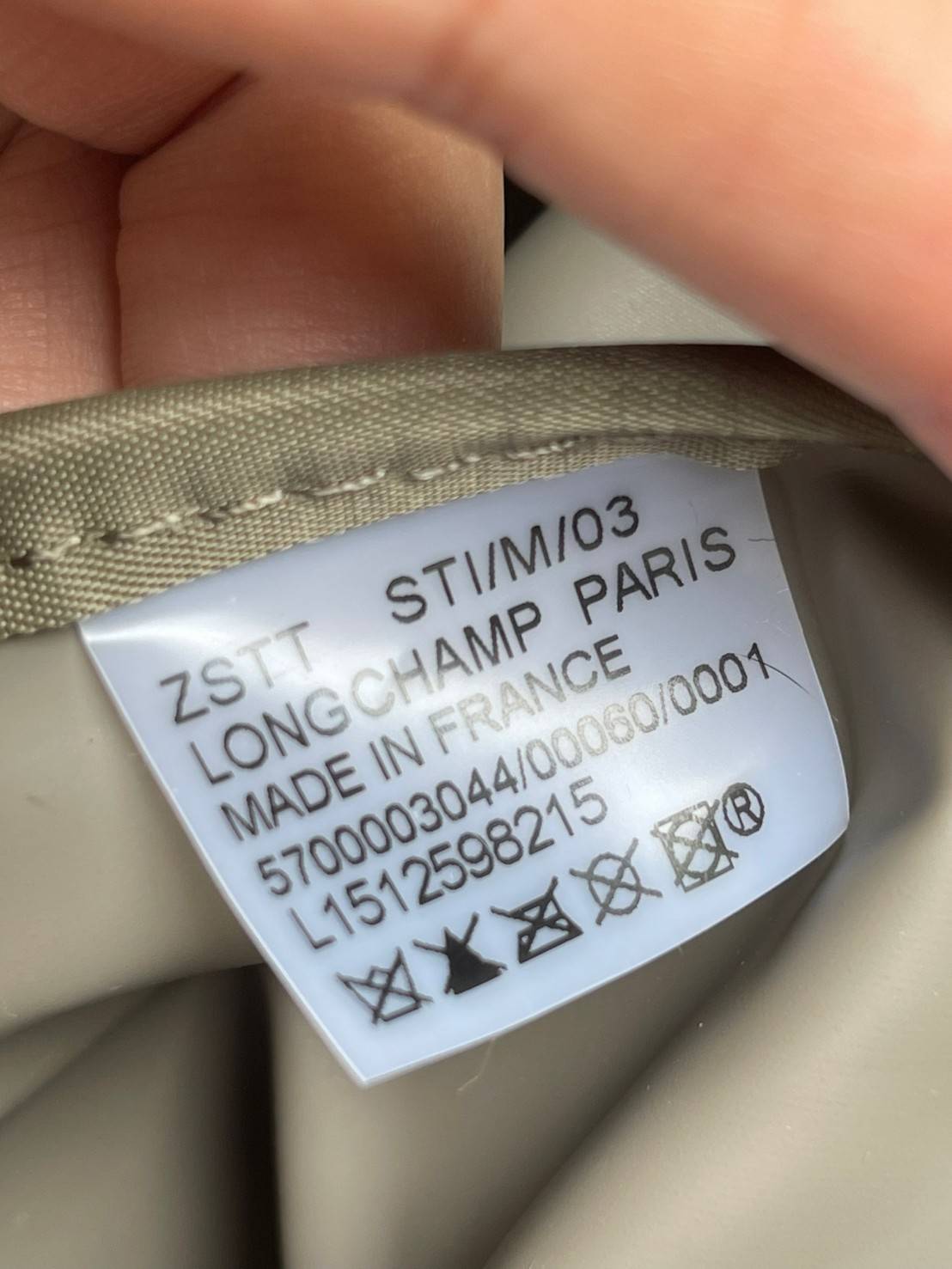 Longchamp LE PLIAGE NÉO TOP HANDLE BAG อีกหนึ่งรุ่นยอดนิยม ที่สาวๆ ต้องมีไว้เก็บไว้สักใบ กระเป๋าโท้ทใบนี้ มาพร้อมกับสีที่มีสไตล์เรียบง่าย มีสายสะพายยาวปรับสั้นยาวได้ช่วยให้คุณสามารถสะพายไหล่ได้อย่างสบาย ในตัวสายปักโลโก้อันเป็นสัญลักษณ์ ในขณะที่ที่ปิดแบบซิ