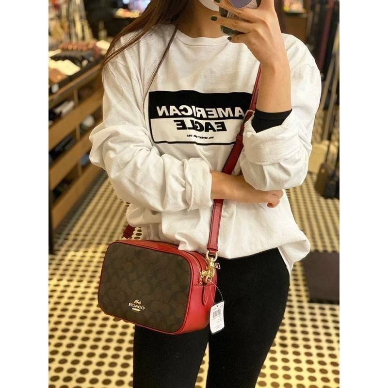 OUTLET 】COACH F68168 JES CROSSBODY IN SIGNATURE CANVAS รุ่นยอดฮิต!! กระเป๋าสะพายข้าง รุ่น 2 ซิป ใบใหญ่จุใจ สีคลาสสิคขายดี!! วัสดุหนังแคนวาสเคลือบลาย เปิด-ปิดด้วยซิป 2 ช่องหลัก ใช้งานง่าย ทรงสวยมากๆรุ่นนี้ มาพร้อมสายสะพาย crossbody ปรับได้ตามตัว ภายในใส่ขอ