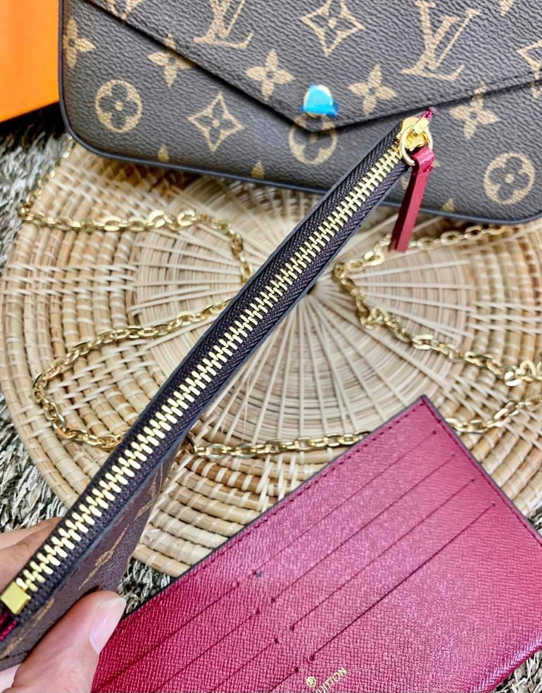 เน้นใช้งานได้จริงในชีวิตประจำวันค่ะ Louis vuitton felicie pochette พร้อมส่ง ซื้อ1ได้ถึง3!! มีไม่มาก หมดแล้วหมดเลยจ้าา! Premium gift จาก LV กระเป๋าสะพายข้างหรือถือแบบคลัทออกงาน หนังแกะแท้สวยงามค่ะ เปิดปิดกระเป๋าแบบกระดุม ภายในสามารถใส่มือถือได้ทุกรุ่น;พาสป