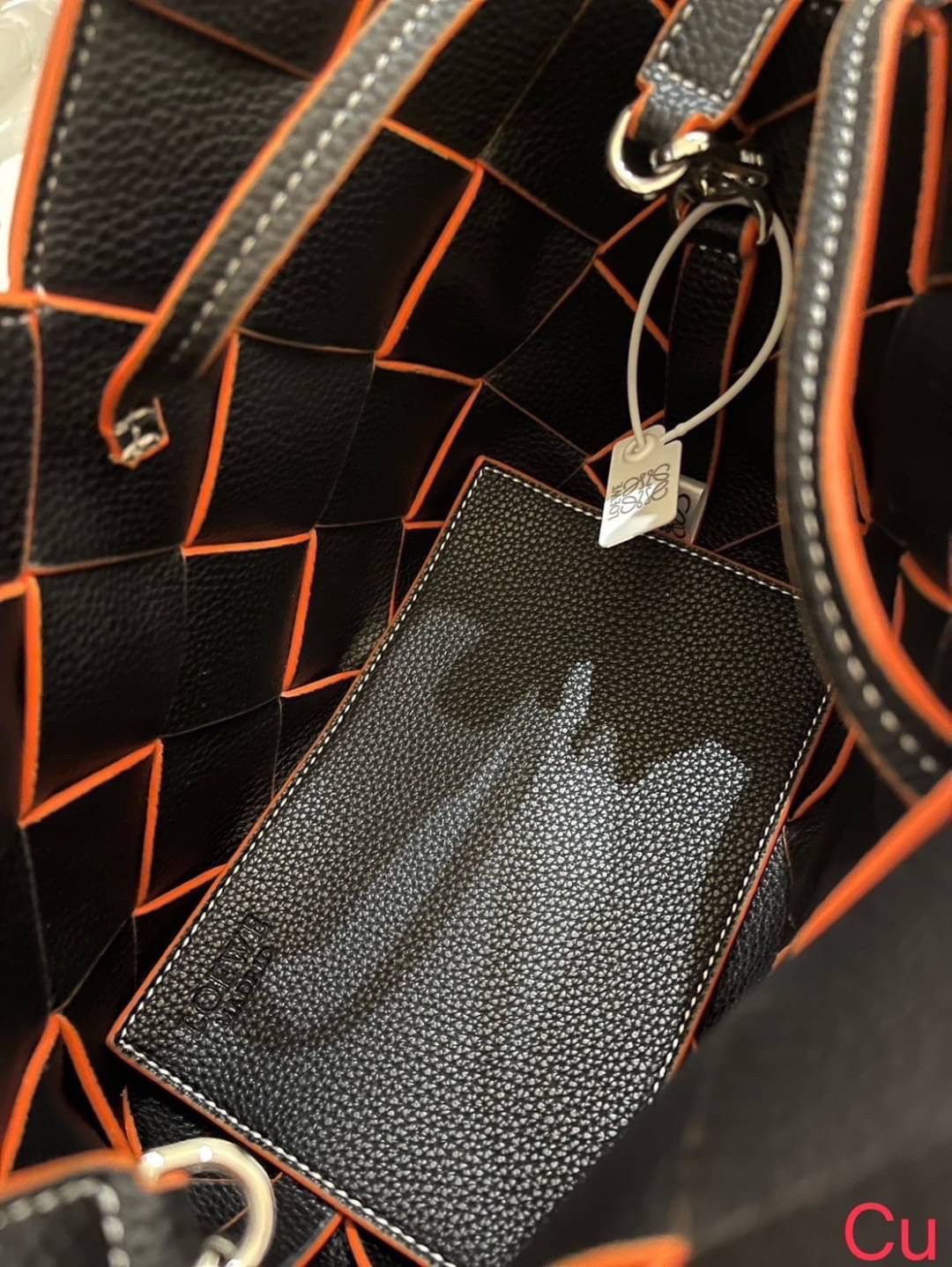 LOEWE WOVEN BASKET LEATHER BAG 20cm กระเป๋าสะพายถักทอด้วยความปราณีต ขนาดกำลังดีจุได้แบบเน้นๆ วัสดุหนังอย่างดีเต็มใบ หรูเลิศ