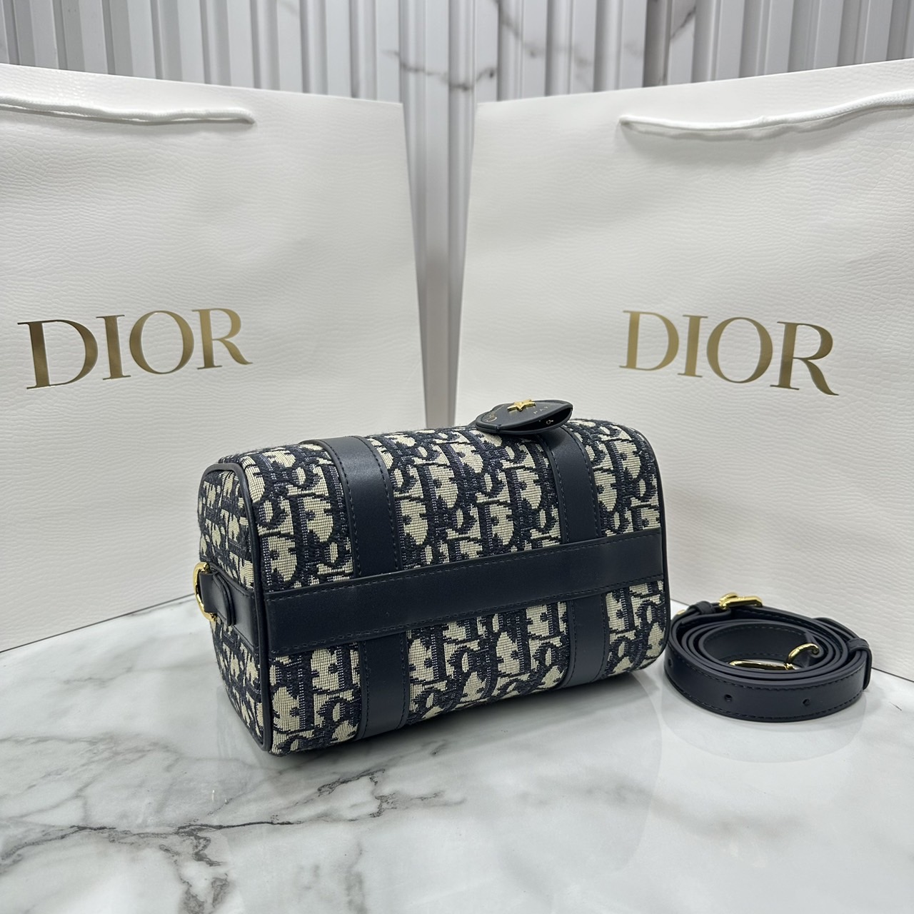 DIOR Groove 20 Bag / Dior Keepall Macrocannage Leather / Oblique Jacquard กระเป๋าสะพายทรงบอสตัน Keepall ทันสมัยและสง่างาม ใช้งานได้ทั้งแบบสะพายไหล่หรือสะพายแบบครอสบอดี้ เหมาะเป็นไอเทมคู่ใจในชีวิตประจำวัน เกรดออริ 1:1
