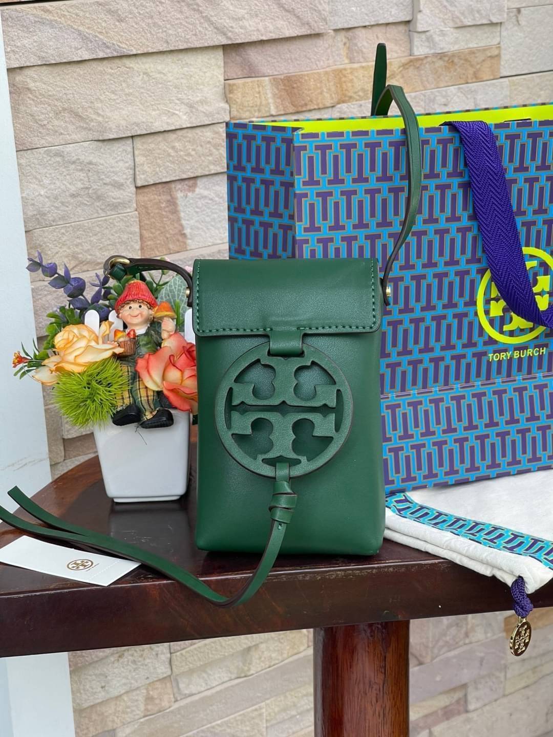 TORY BURCH MILLER METAL PHONE CROSSBODY อีกหนึ่งกระเป๋าใส่มือถือรุ่นฮิตที่เชื่อว่าหลาย ๆ คนต้องเคยเห็นผ่าน ๆ ตามาอย่างแน่นอน กับแบรนด์ Tory Burch ดีไซน์กระเป๋าทรงฝาพับแม่เหล็กใช้งานง่าย มาพร้อมดีเทล Logo สีเดียวกับเฉดสีของกระเป๋า แต่ยังมีความน่ารักด้วยทรง