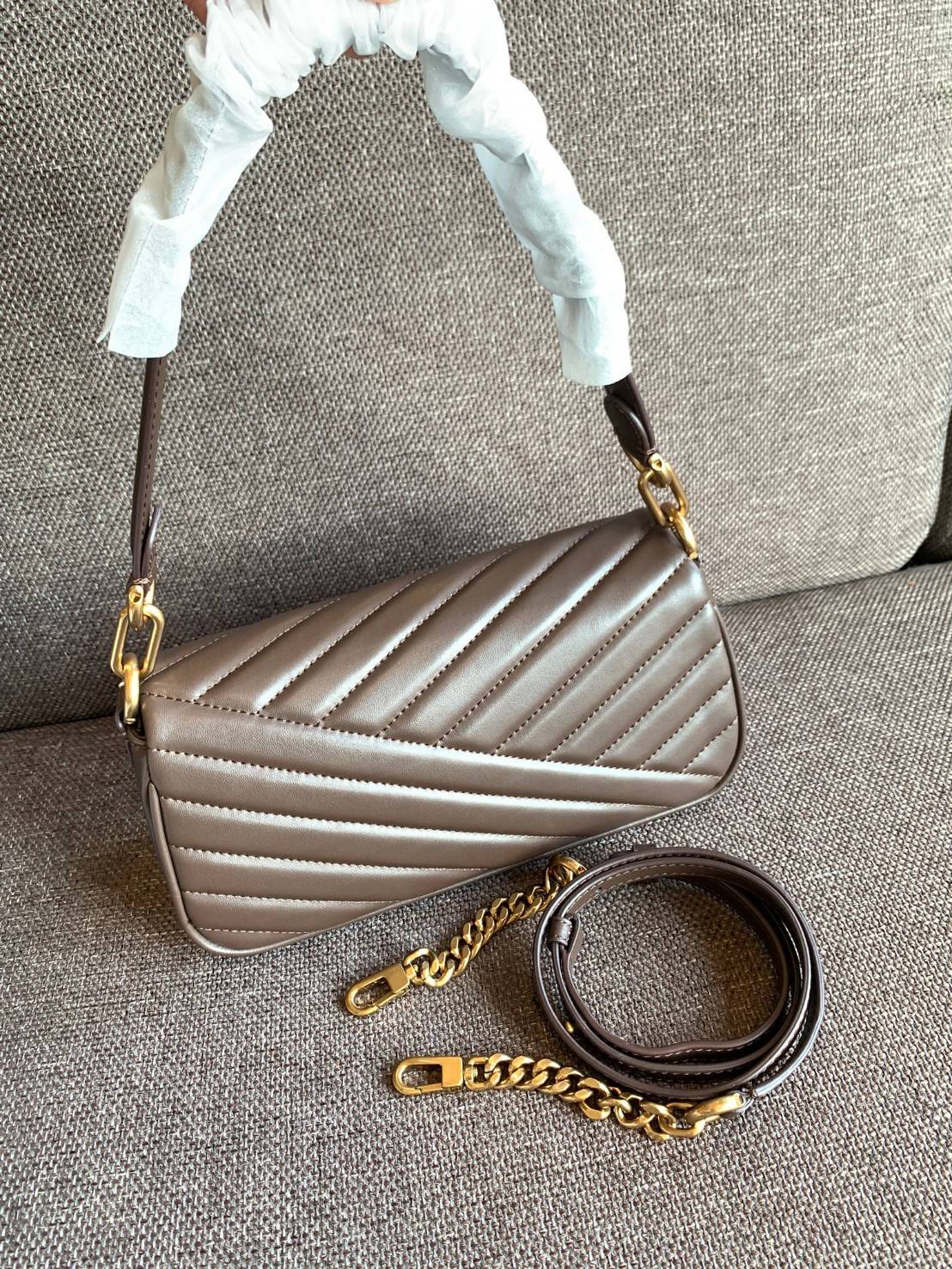 สีออกใหม่ แถมหายากด้วยค่าา! TORY BURCH KIRA CHEVRON SMALL FLAP SHOULDER BAG พร้อมส่งที่ไทย จำนวนจำกัดค่ะ! ✔️กระเป๋าคล้องไหล่หรือสะพายข้างได้ เปลี่ยนลุคดูไม่จำเจ 🔺หนังแกะแท้ ซึ่งจะคุณภาพดี เงา นิ่ม และราคาสูงกว่าหนังวัวนะคะ!