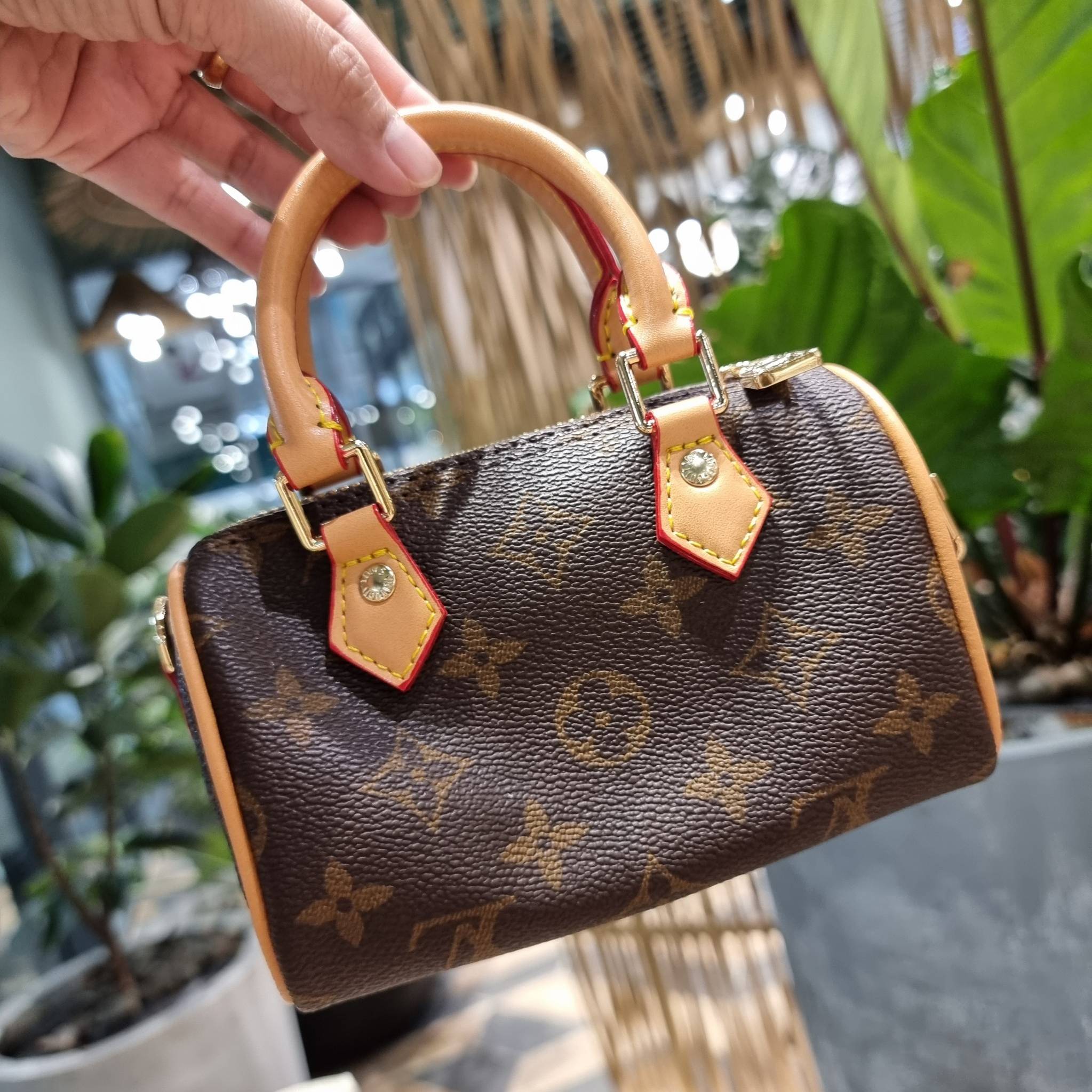 LV TRIO MINI ICONES ใหม่ล่าสุด น่ารักน่าใช้ ที่รวบรวมรุ่นสุดยอดที่เป็นดั่งไอคอนนิค ให้ทุกคนได้สะสมครบคอลเลคชั่น ในไซส์มินิ วัสดุหนังแคนวาสทุกใบ มีสายสะพายข้างให้ เกี่ยวทุกใบรวมสะพายทีเดียว หรือแยกใช้วันแบบ วันละสไตล์ สลับได้ไม่มีเบื่อ มาพร้อม box set ครบ 