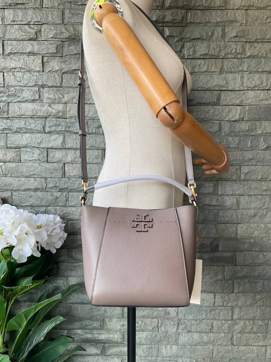 คอลเลคชั่นขายดี มากี่รอบๆ ก็หมดไวทุกรอบ!! TORY BURCH MCGRAW MINI BUCKET BAG กระเป๋าสะพาย และ ถือ คล้องแขน ทรงถัง สะพายได้ 2 ทรง ผลิตจากหนังแท้ หนังลูกวัว หนังนุ่ม หนังหอม น้ำหนักเบามากกก!! หนังลื่น นิ่มสวยมากๆ!! ด้านหน้าประดับโลโก้แบรนด์ ภายในโล่งกว้าง มี