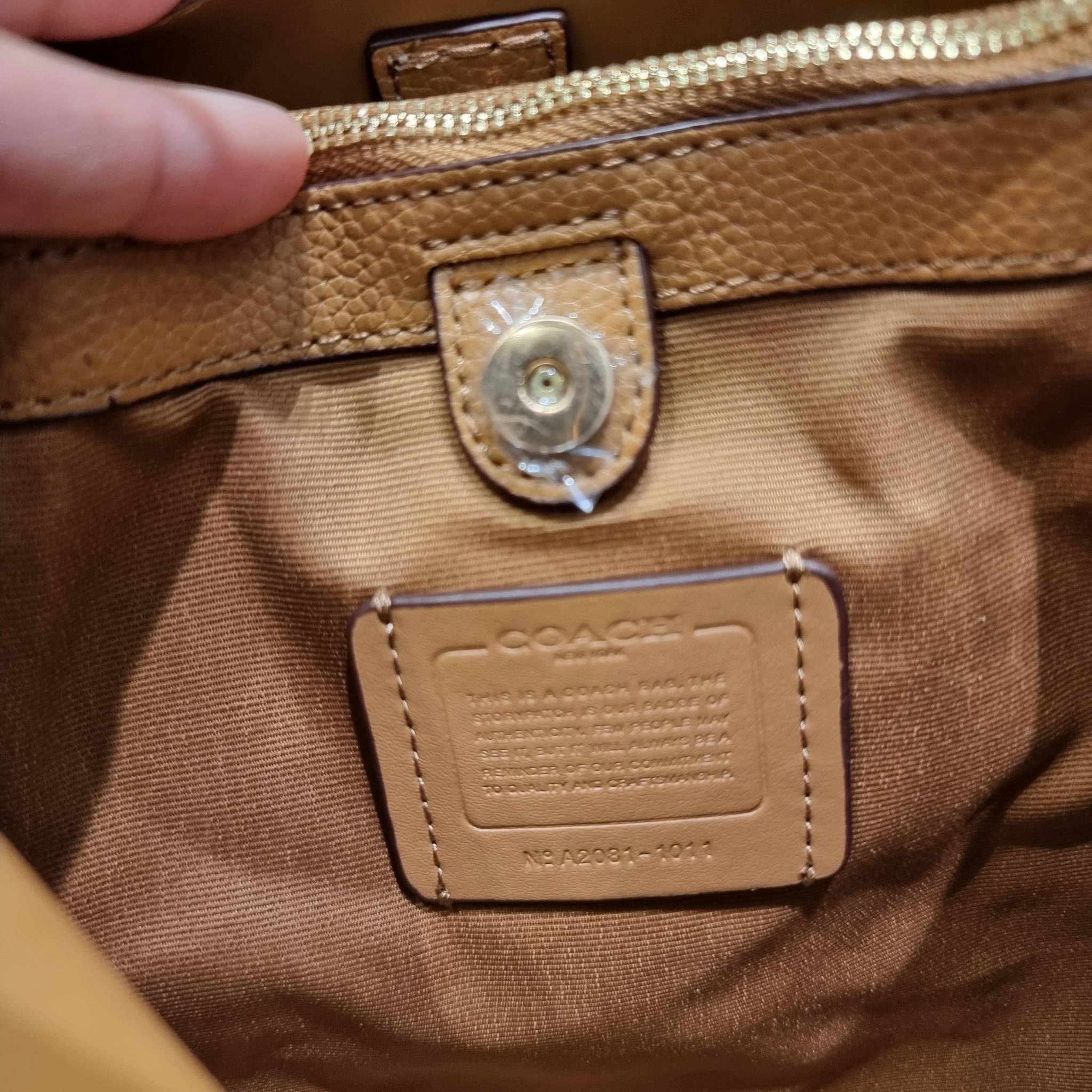 COACH 1011 SMALL TOWN BUCKET BAG รุ่นยอดนิยมใบเล็ก กระเป๋าทรงบัคเก็ต สีคลาสสิคเรียบหรู ตัดกับโลโก้สีทองดูโดดเด่น วัสดุหนัง pepble สวยคมทุกมุมจริงๆ!! เปิด-ปิดด้วยกระดุมแม่เหล็กทั้ง 2 ฝั่ง ภายในเป็นช่องโล่ง มาพร้อมสายสะพายปรับได้ตามตัว ขนาดใบนี้กำลังสวย สะพ