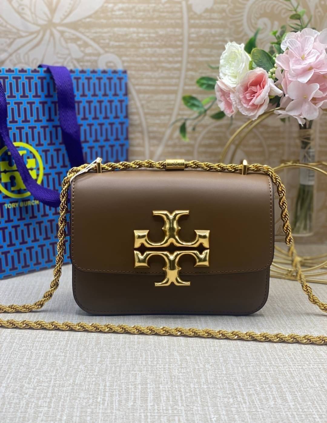 Tory Burch Eleanor Medium Convertible Shoulder Bag / Tory Burch 75003 ฮอตไอเท็ม รุ่นนี้ขายดีขายหมด สวยหรู คุณหนู ผู้ดี!! หายากมากแล้วน้า กระเป๋าสะพายข้าง ดีไซน์อยู่ทรง ขนาดกำลังสะดวกใช้สำหรับสาว เปิด-ปิดด้วยแถบแม่เหล็ก ภายในแบ่งสัดส่วนได้เป็นอย่างดี