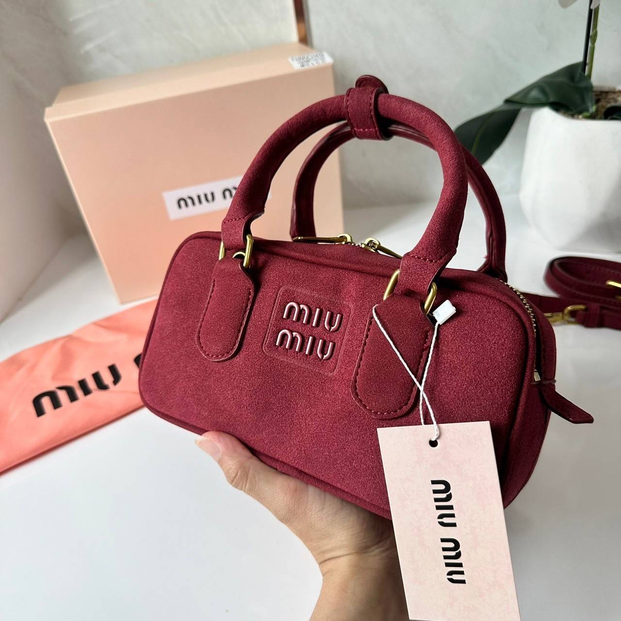 MIU MIU Arcadie padded suede top-handle bag กระเป๋าถือ/สะพาย คอลใหม่ล่าสุด รุ่นฮอทดีไซน์เหลี่ยม งานกำมะหยี่หนังกลับสวยละมุน น่ารักน่าใช้มากค่ะ