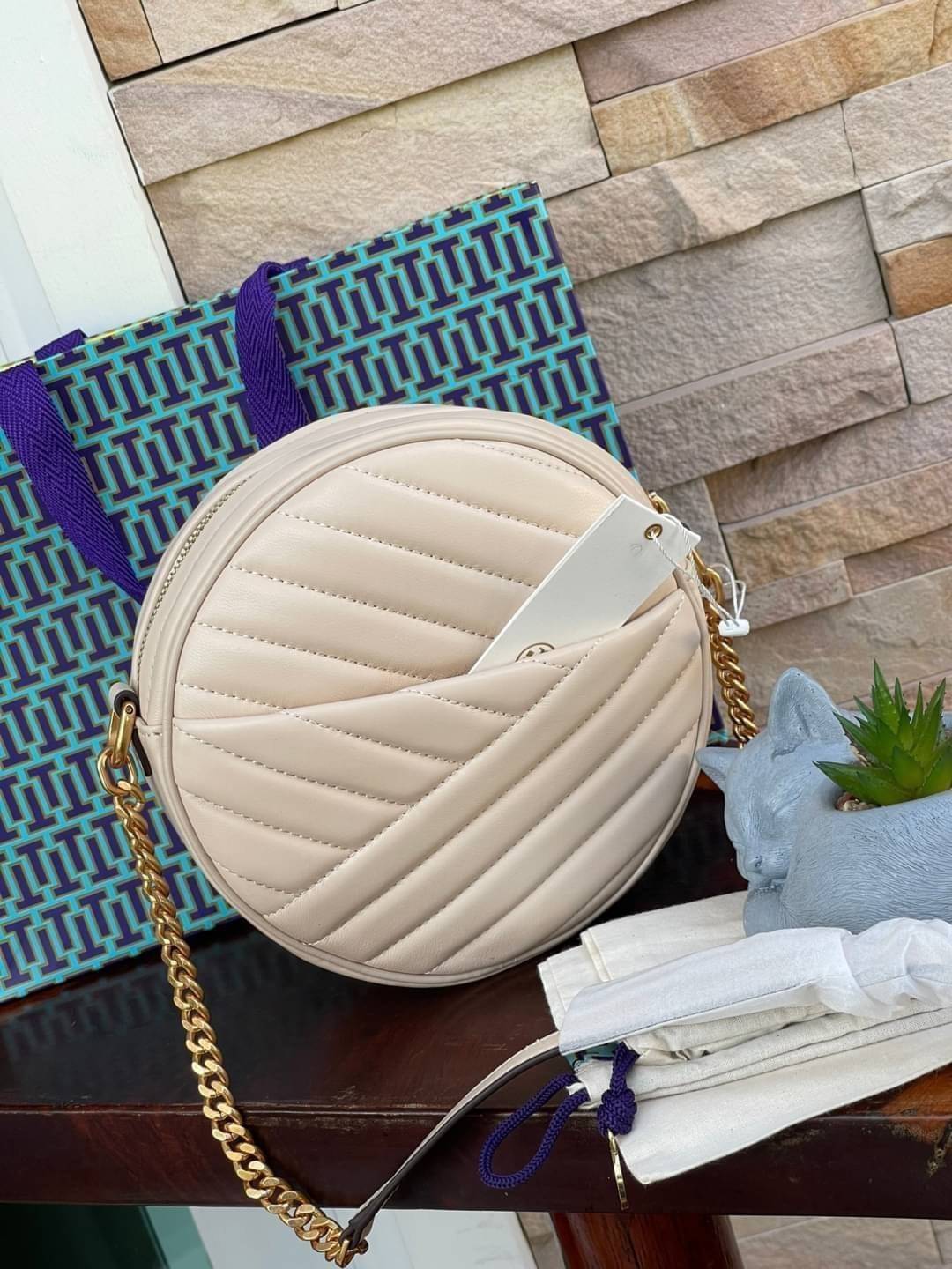 Tory burch Kira Cheron Circle Crossbody กระเป๋าสะพายคาดลำตัวรุ่นนี้โดดเด่นด้วยรูปทรงกลมสุดชิค ขนาดกะทัดรัด พร้อมด้วยหนังกระเป๋าที่ทำจากหนังแท้คุณภาพดี เพราะ Kira Chevron เป็นรุ่นที่ตอบโจทย์และครองใจสาว ๆ ได้อย่างแท้จริง เนื่องจากมีดีไซน์เรียบหรู โดยทางแบร