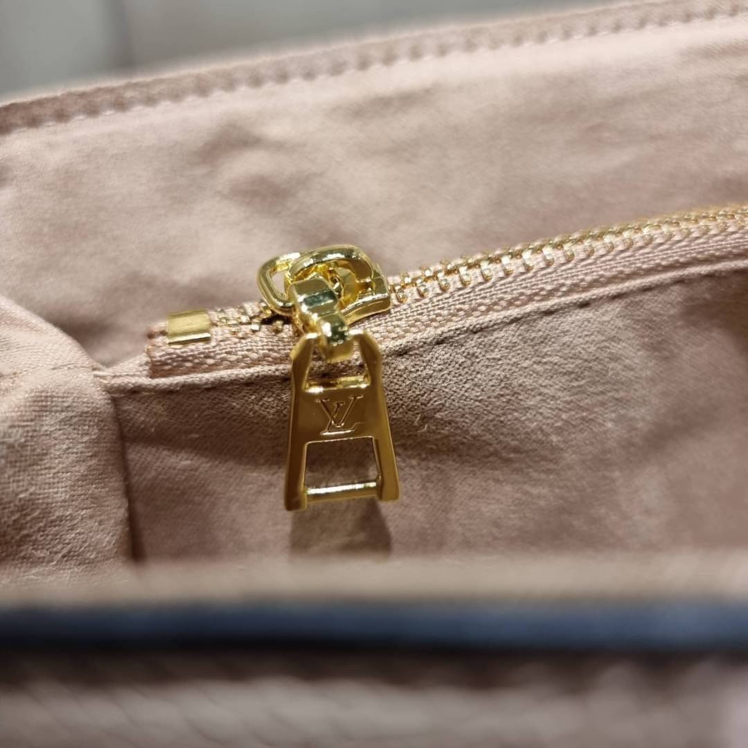 VIP 🥂 LV MADELEINE BAG ใหม่ล่าสุด อีกหนึ่งรุ่นคลาสสิคหายาก ที่สาวๆรอคอย กระเป๋าถือ/สะพายข้าง ดีไซน์เรียบง่าย แต่เต็มไปด้วยดีเทลความหรู วัสดุหนังวัวปั๊มลายเอกลักษณ์ เปิด‐ปิดด้วยอะไหล่กดล็อคสีทองหรู และมีพวงหนังห้อยพิเศษแถมมาให้ด้วย ภายในแบ่งสัดส่วน