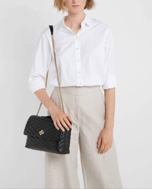 Large : Tory Burch Kira Chevron Quilted Convertible Leather Crossbody Bag เป็นกระเป๋าที่ใช้ในการออกงานสำคัญหรือวันที่มีปาร์ตี้สังสรรค์ คุณควรเลือกใช้กระเป๋าที่มีดีไซน์สะดุดตา เพราะจะช่วยยกระดับและเพิ่มเสน่ห์ให้กับตัวคุณเองมากยิ่งขึ้น หากเป็นงานทางการ เช่น