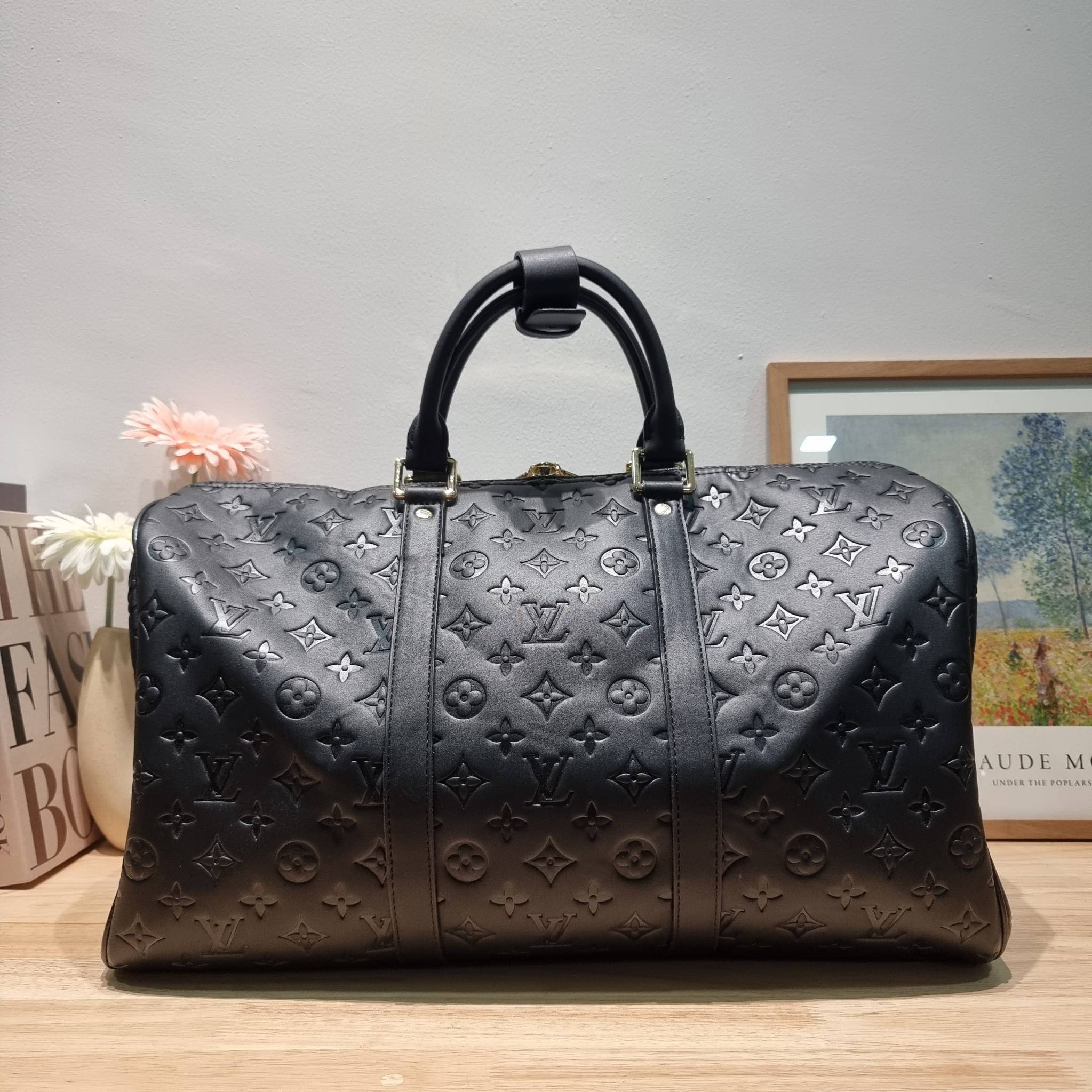 LV KEEPALL BANDOULIERE MONOGRAM LEATHER กระเป๋าเดินทางสุดคลาสสิค ทึ่ใครๆก็เฝ้ารอ ไอเท็มที่จะทำให้การเดินทางไม่ธรรมดาอีกต่อไป ด้วยดีเทลความเป็นเอกลักษณ์ เรียบแต่หรู วัสดุหนังวัวสัมผัสดี ปั๊มลวดลายโมโนแกรมรอบใบ เปิด-ปิดด้วยซิปแน่นหนา มีกุญแจล็อคได้ มีสายสะพ