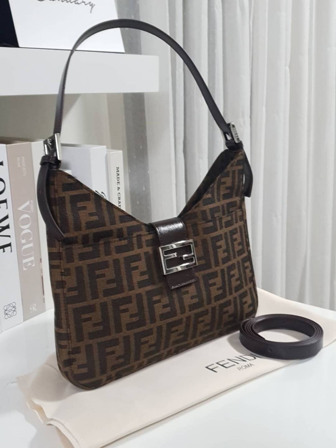 รุ่นใหม่แนะนำ!! FENDI BAGUETTE BROWN FABRIC BAG (GWP) พรีเมี่ยมกิ๊ฟ Limited Edition จาก FENDI วัสดุ CANVAS พิมพ์ลายแบรนด์ เปิดปิดด้วยฝาปิดกระดุมแม่เหล็ก ภายในมีช่องใส่ของแยกสองช่องใหญ่ พร้อมช่องซิปอีกช่อง สามารถใส่กระเป๋าสตางค์ยาว iphone เงิน ของจุกจิกได้